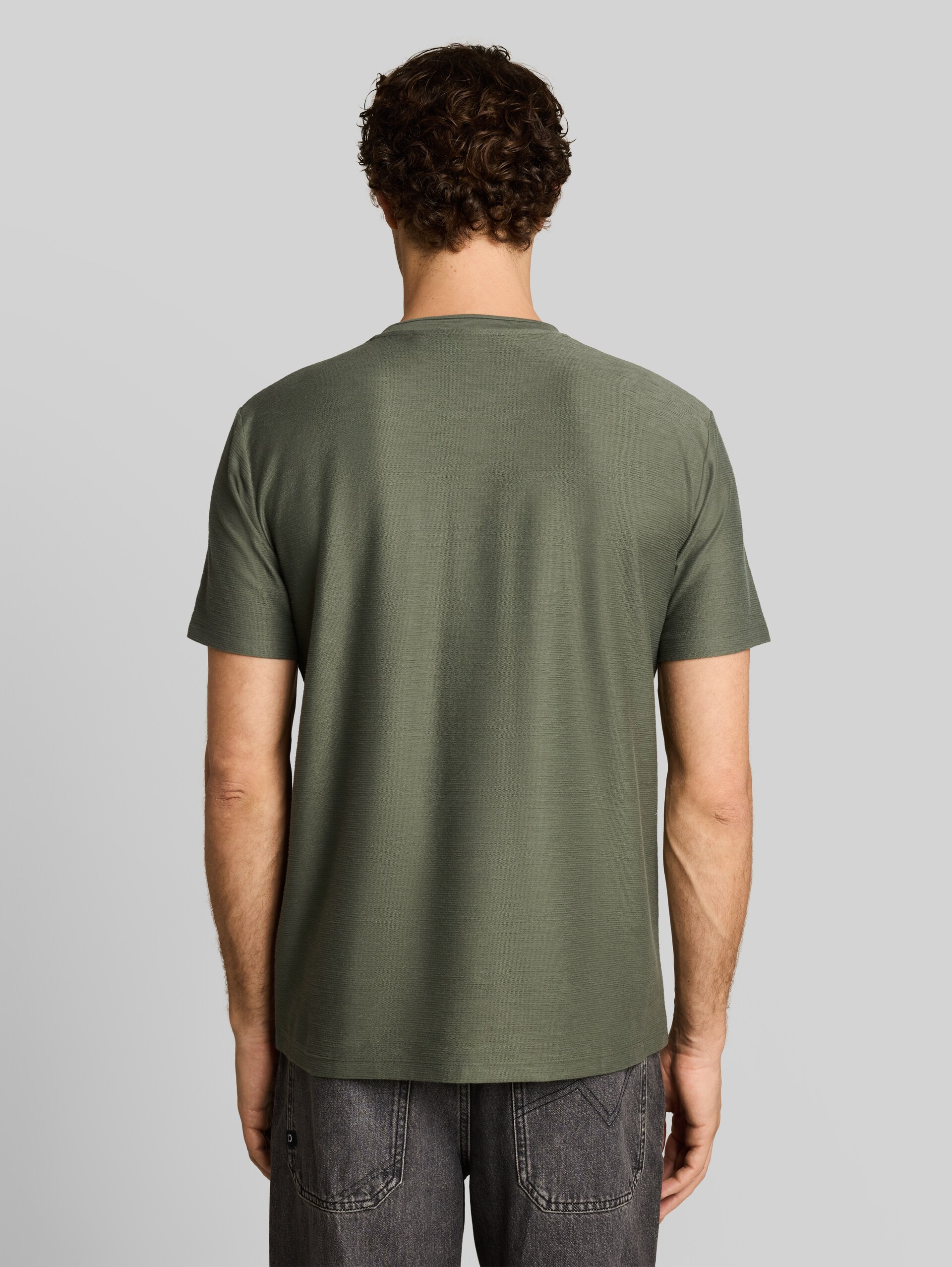 T-shirt met borstzak - urban olive green - Neklijn model-achteraanzicht