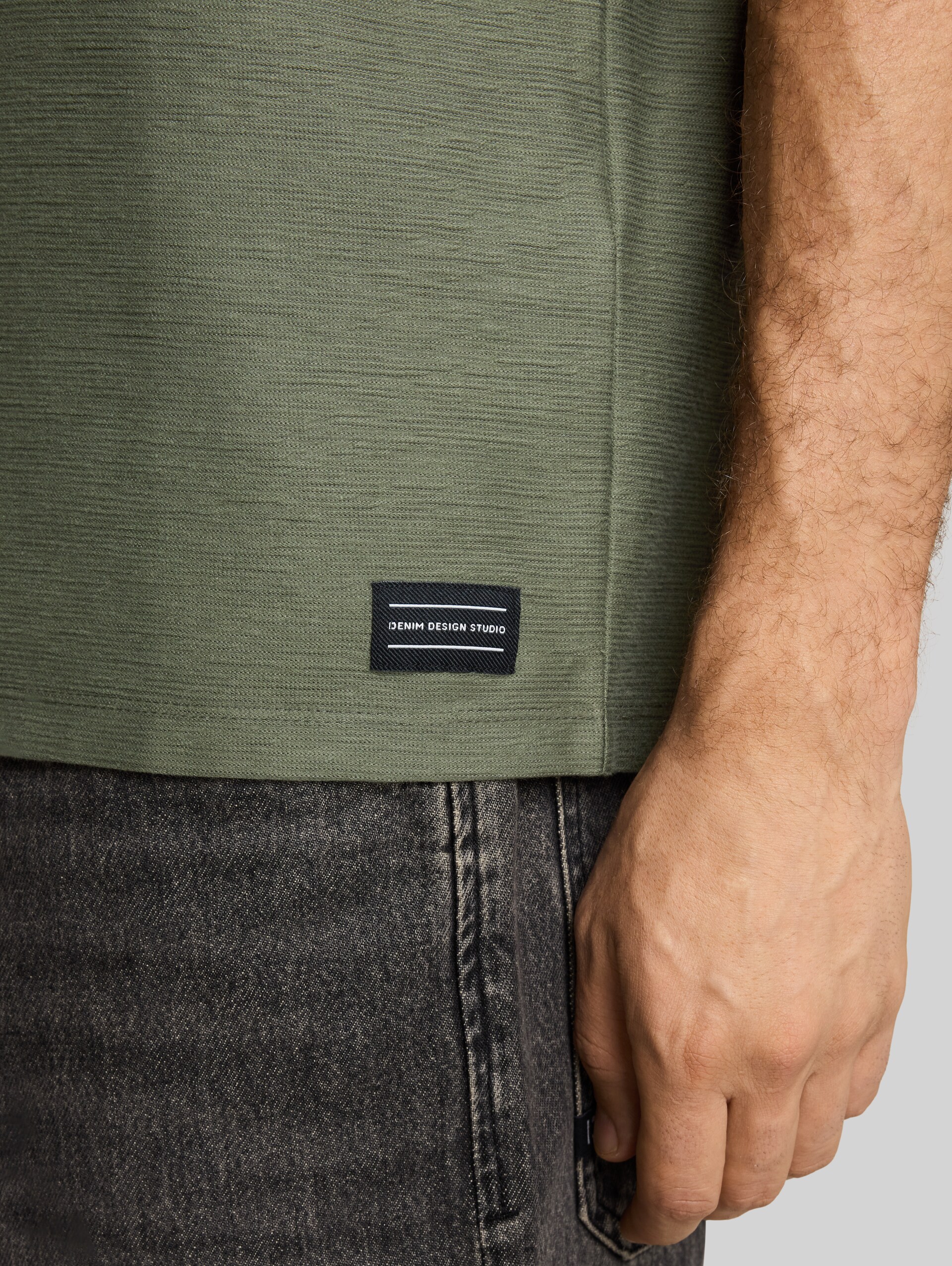 T-shirt met borstzak - urban olive green - Detailaanzicht model