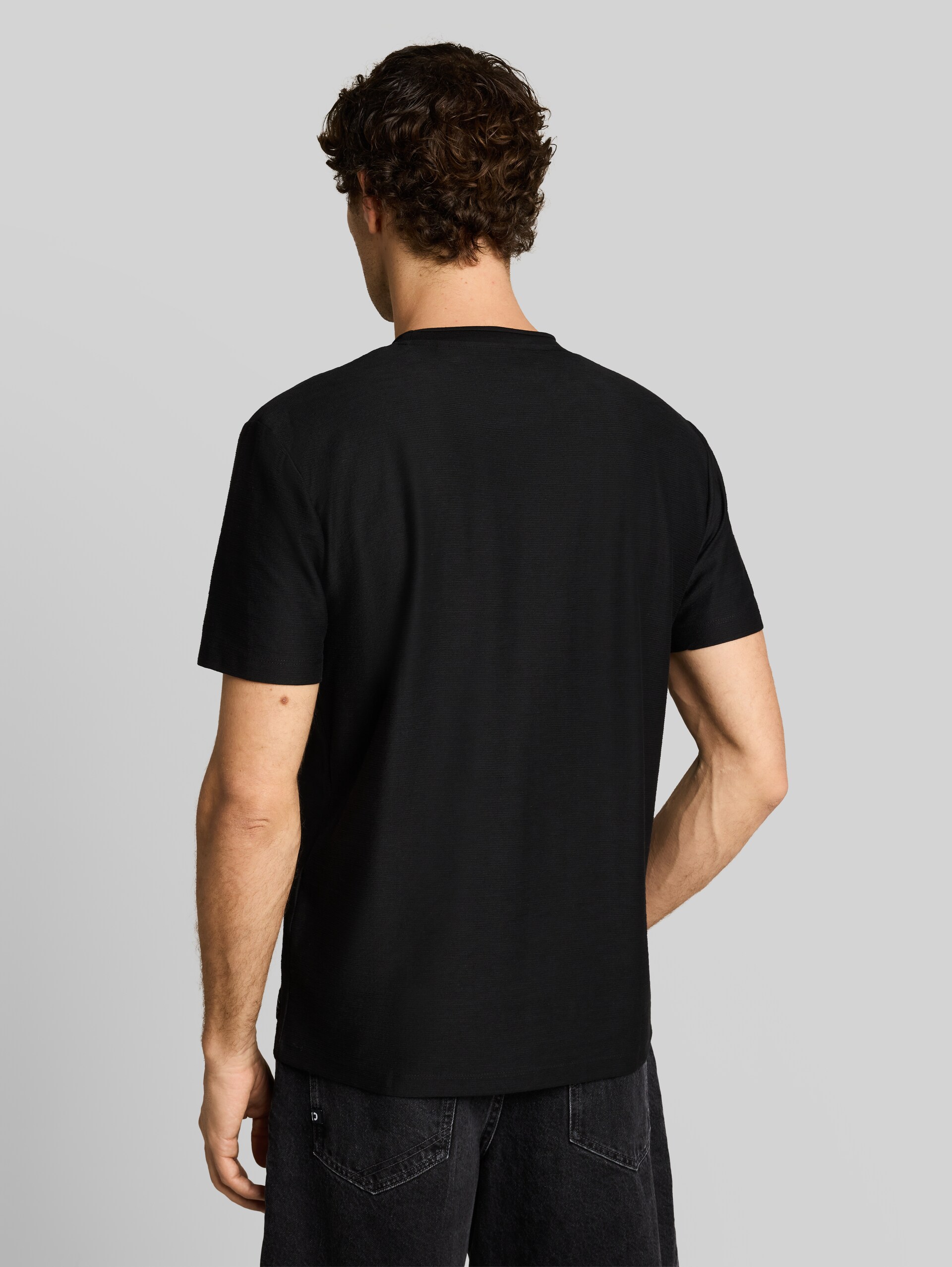 T-shirt met borstzak - Black - Neklijn model-achteraanzicht