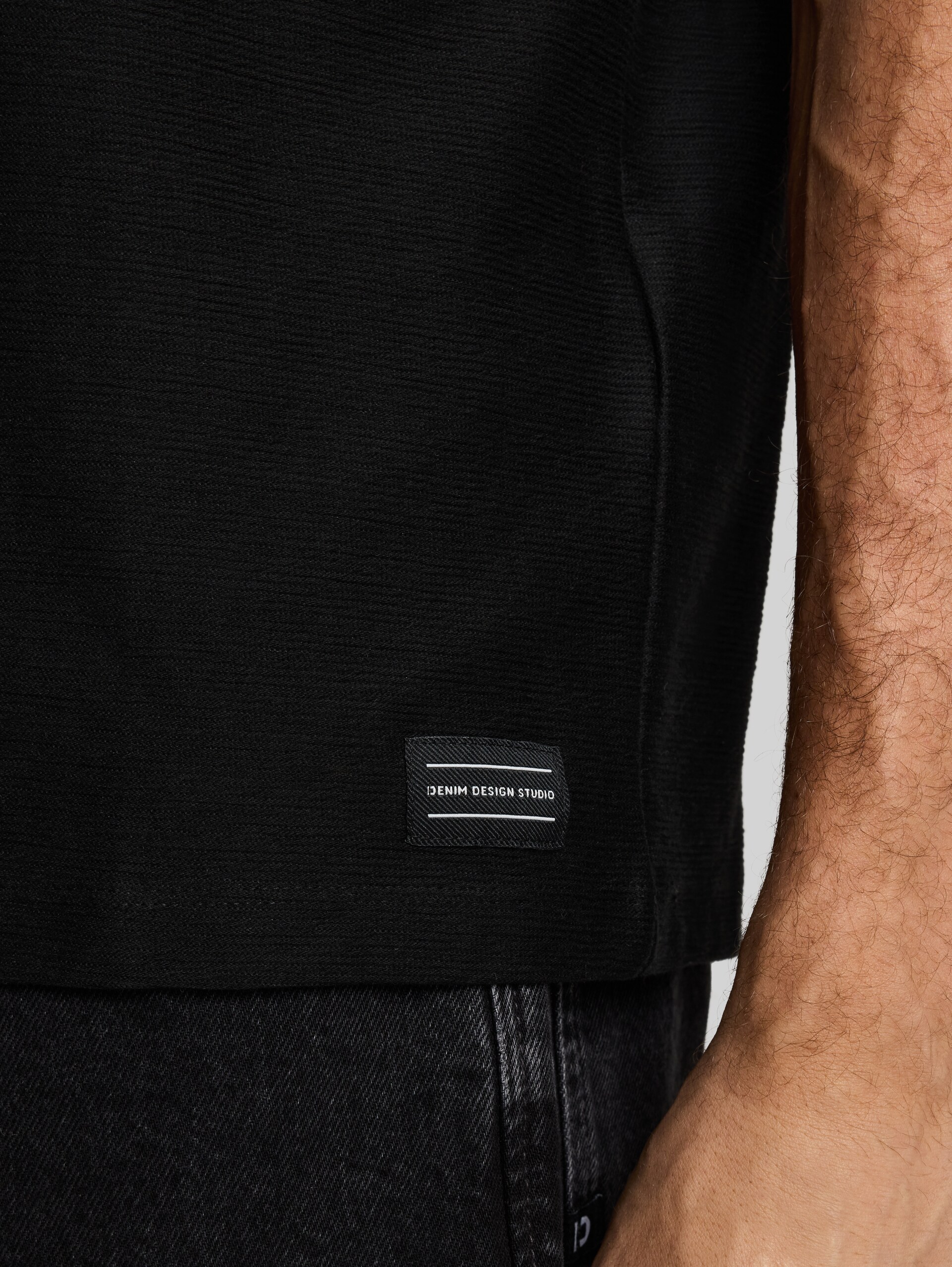 T-shirt met borstzak - Black - Detailaanzicht model