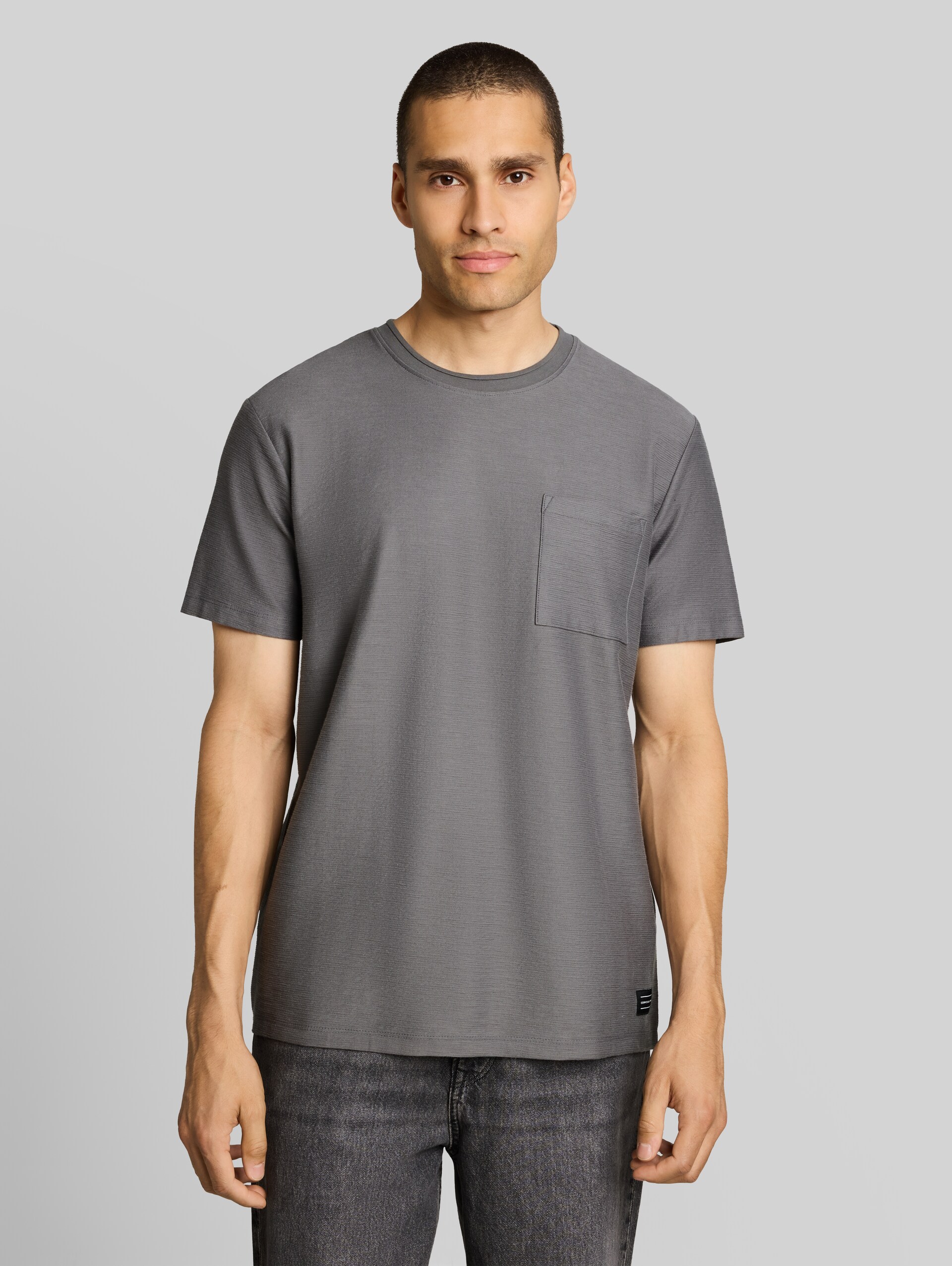 T-Shirt mit Brusttasche - classic grey - Ausschnitt Model-Vorderansicht