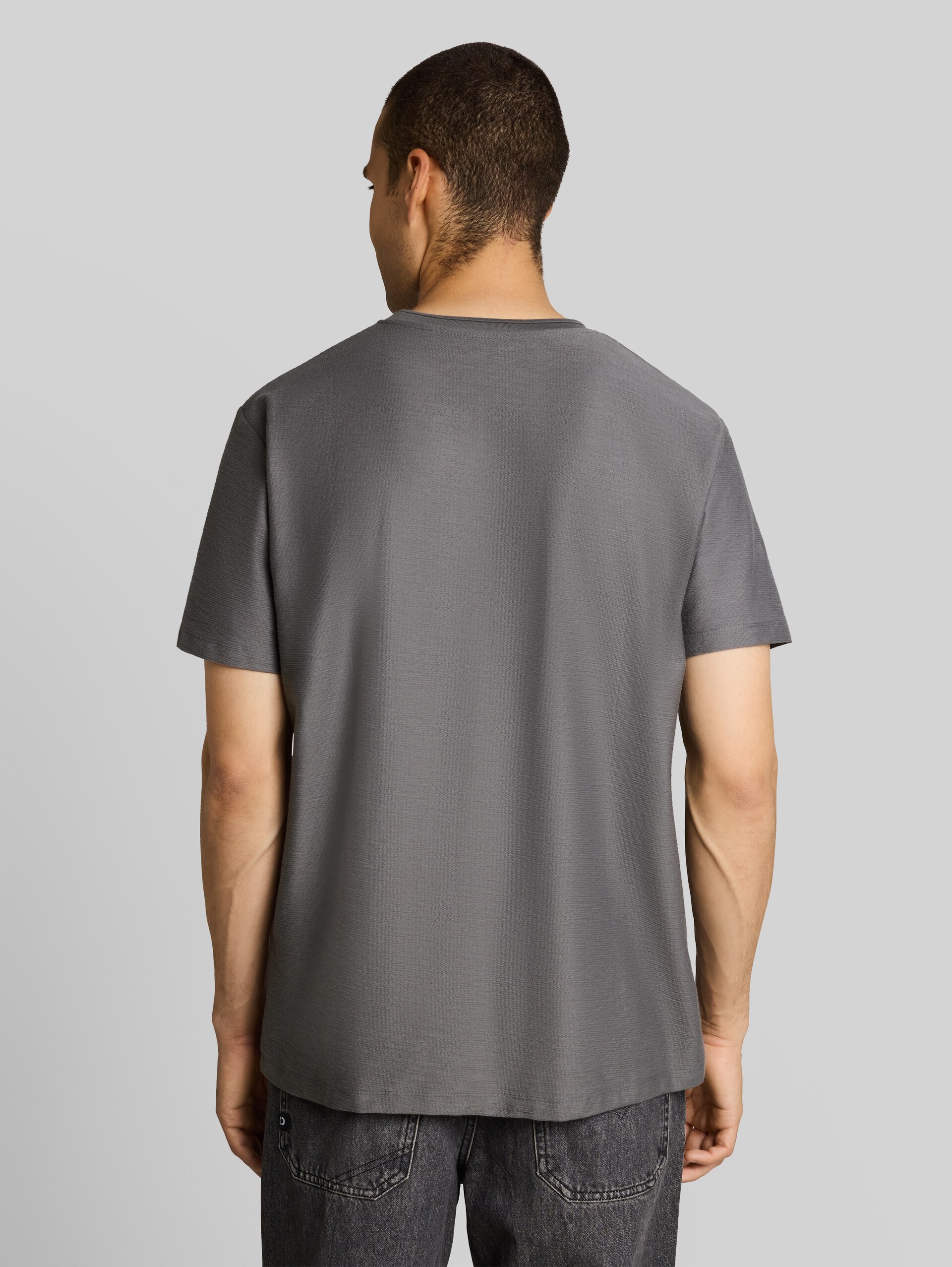 T-Shirt mit Brusttasche - classic grey - Auschnitt Model-Rückansicht