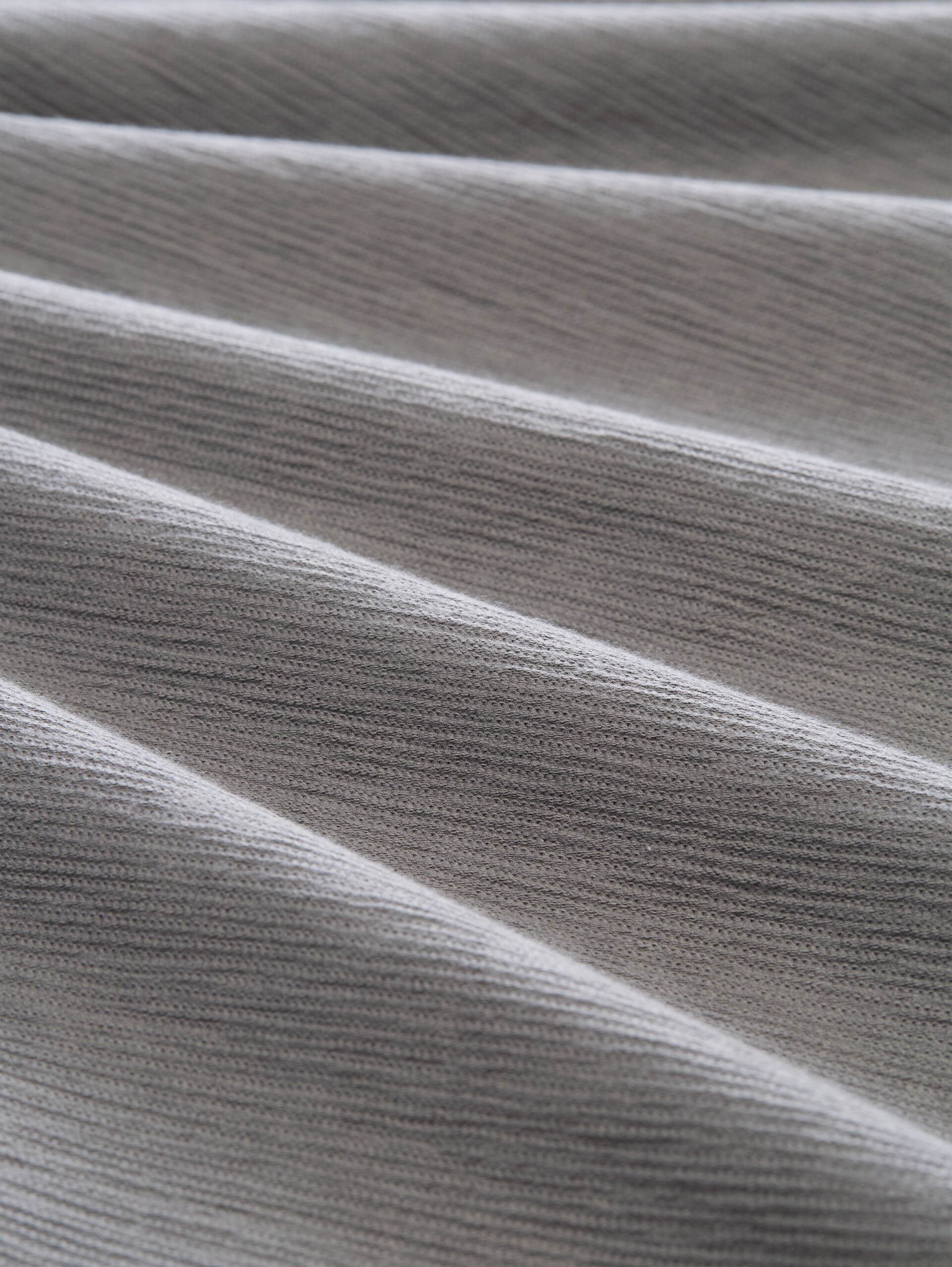 T-Shirt mit Brusttasche - classic grey - Material-Ansicht