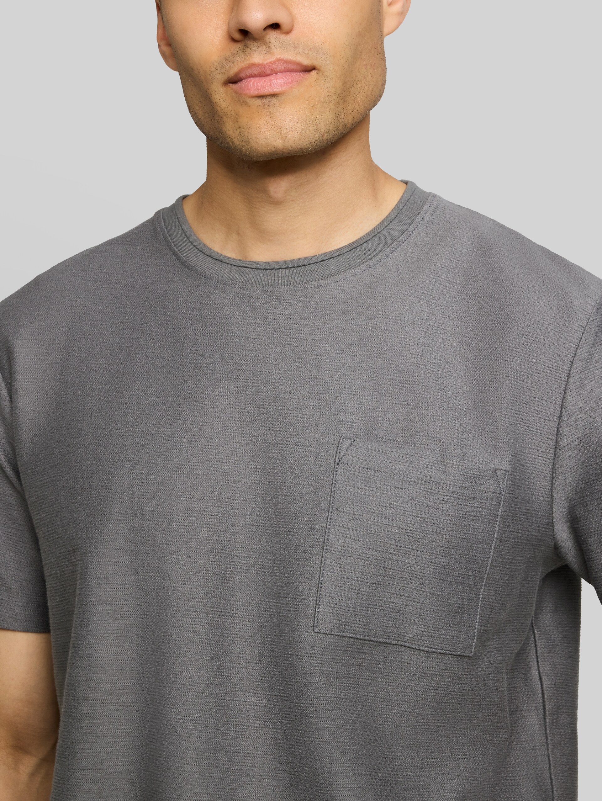 T-Shirt mit Brusttasche - classic grey - Detail-Model-Ansicht