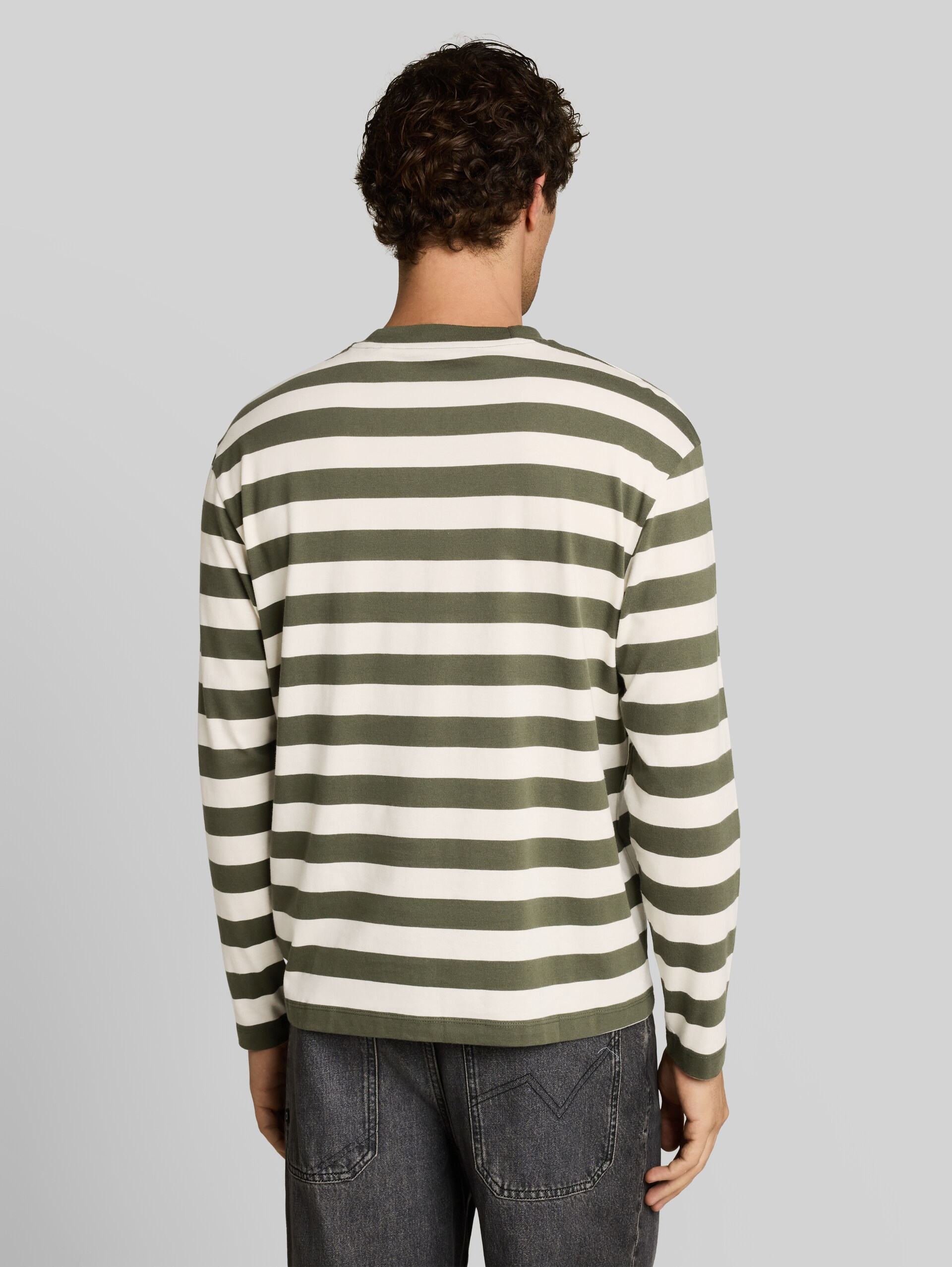 Relaxed Fit Langarmshirt mit Streifenmuster - olive green gardenia stripe - Auschnitt Model-Rückansicht