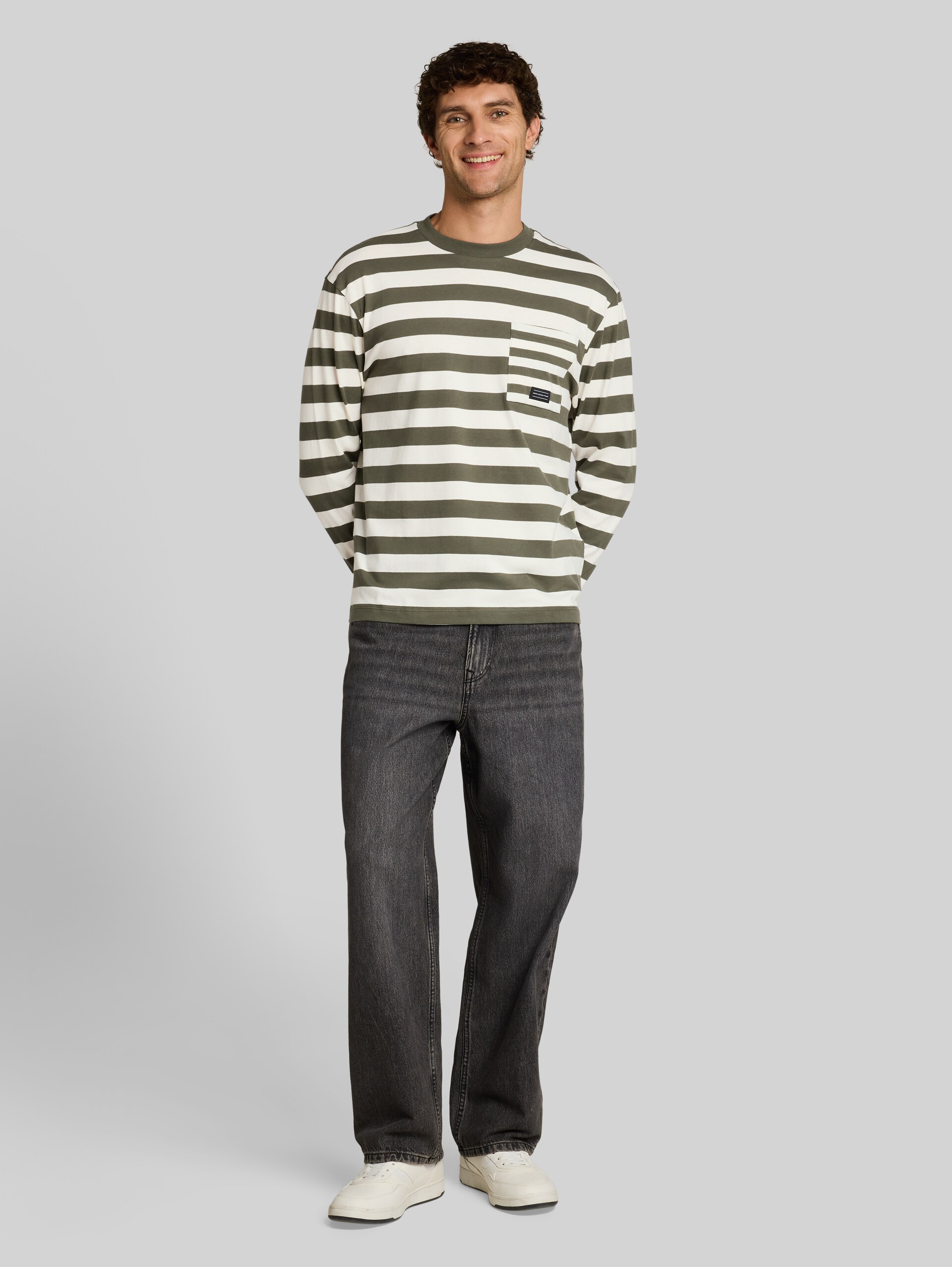 Relaxed Fit Langarmshirt mit Streifenmuster - olive green gardenia stripe - Model-Vorderansicht
