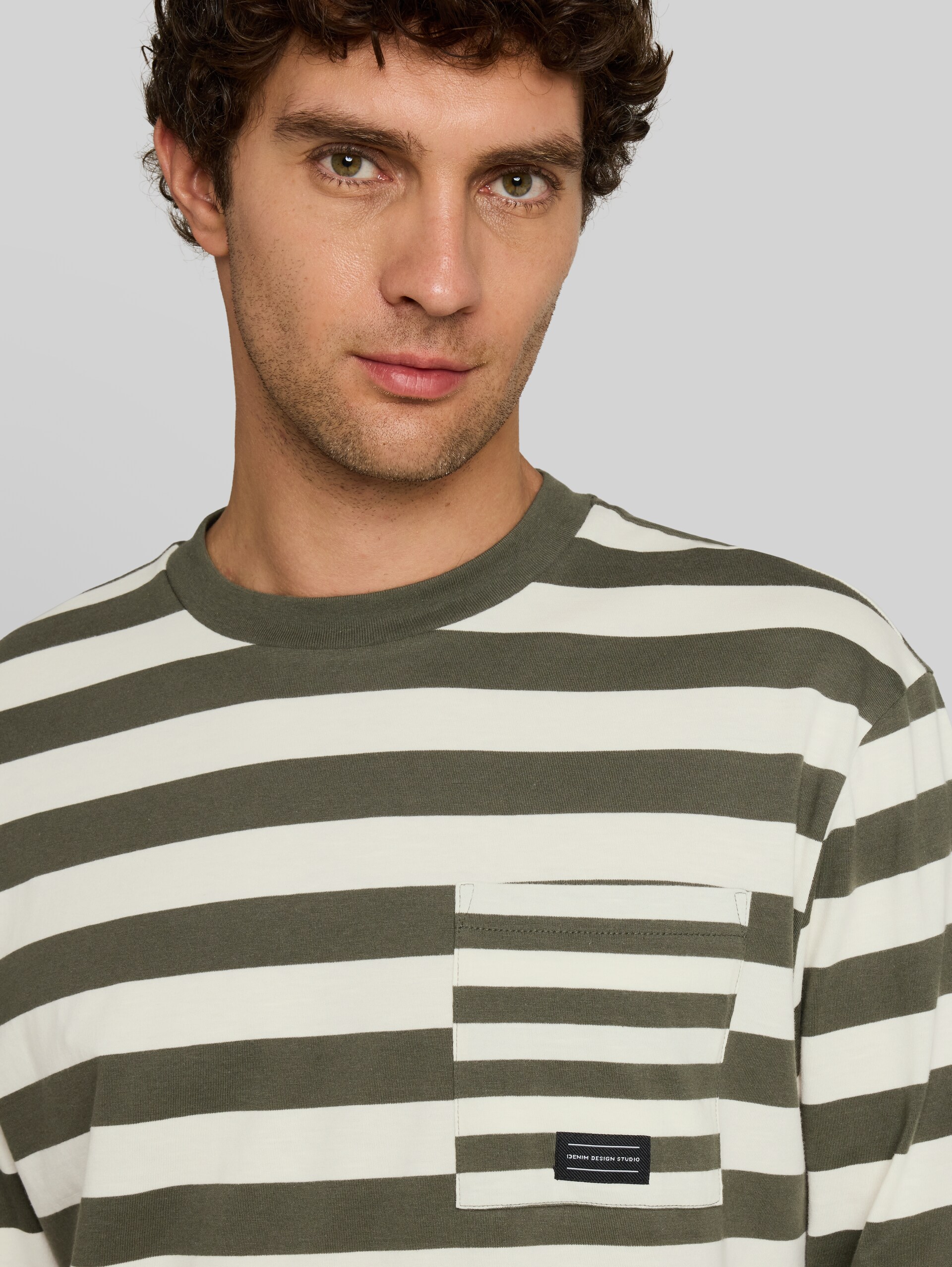 Relaxed Fit Langarmshirt mit Streifenmuster - olive green gardenia stripe - Detail-Model-Ansicht