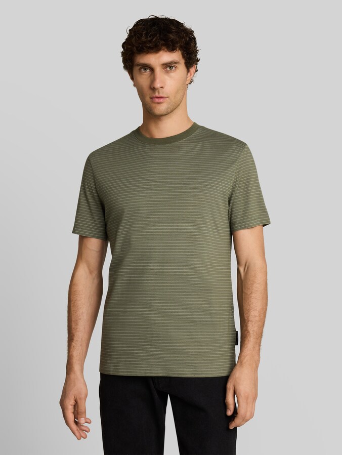 T-Shirt mit Streifenmuster von Denim Male, olive white fine stripe