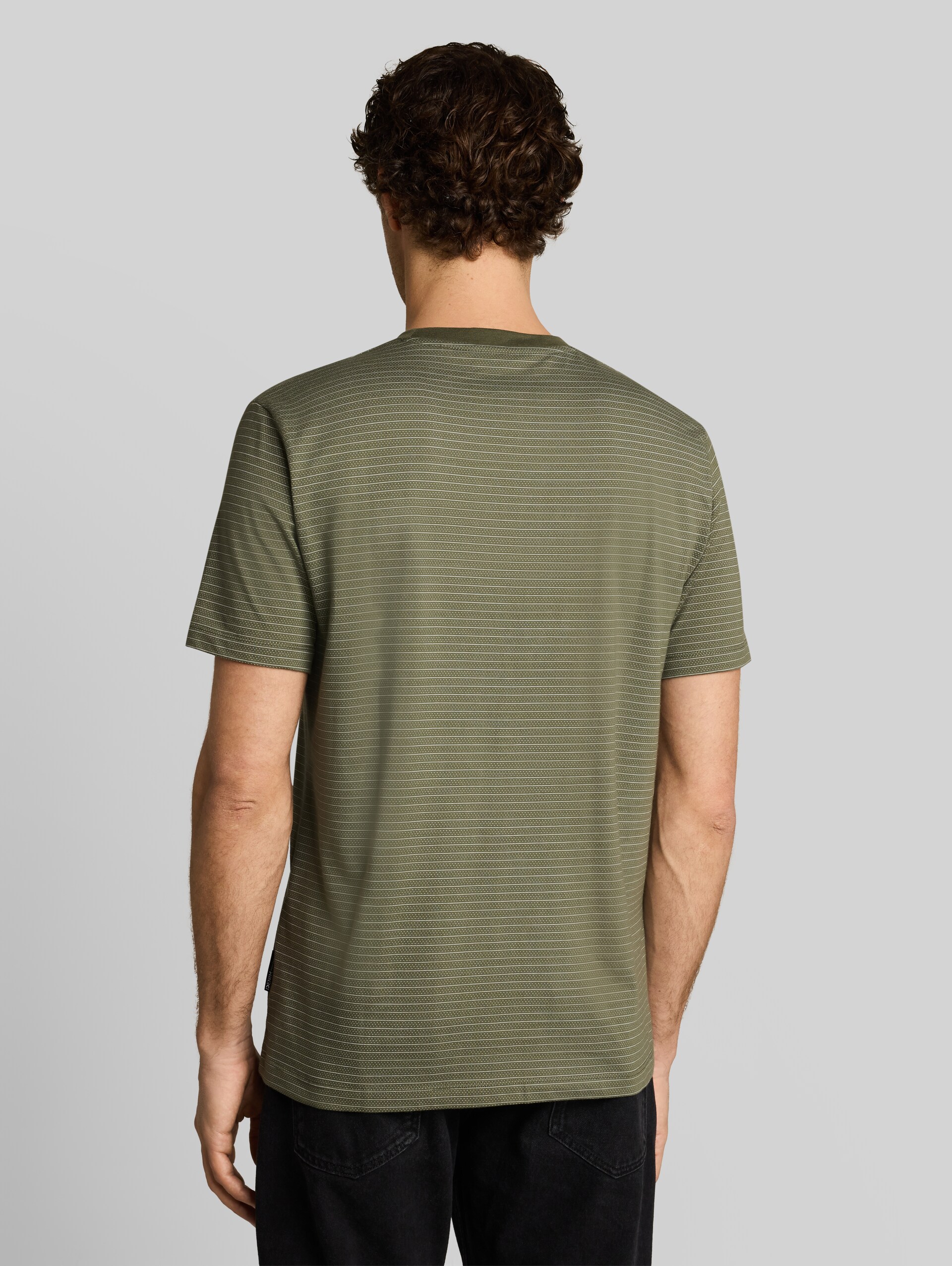 T-Shirt mit Streifenmuster - olive white fine stripe - Auschnitt Model-Rückansicht