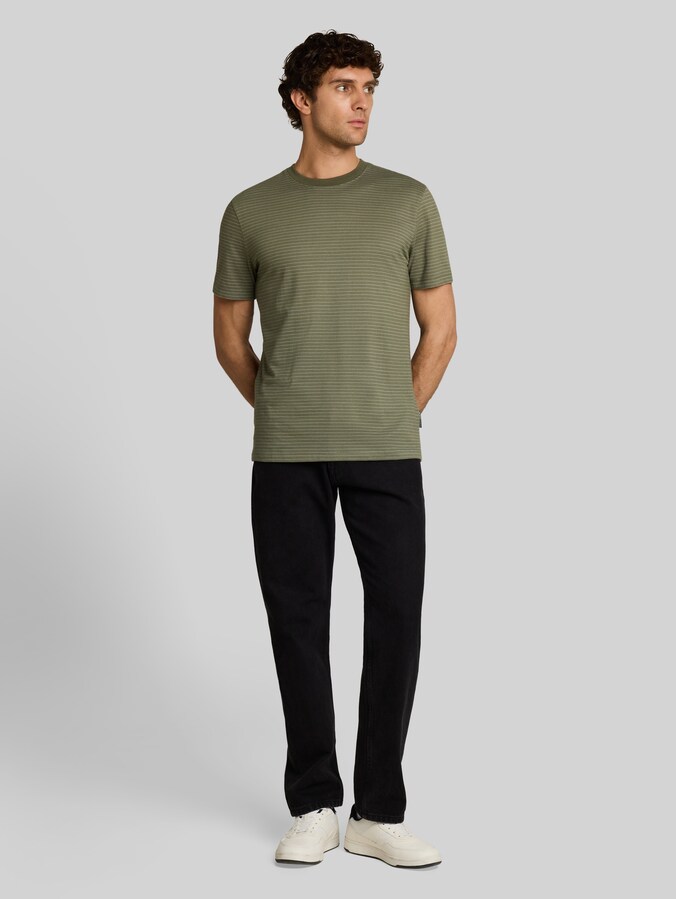 T-Shirt mit Streifenmuster von Denim Male, olive white fine stripe