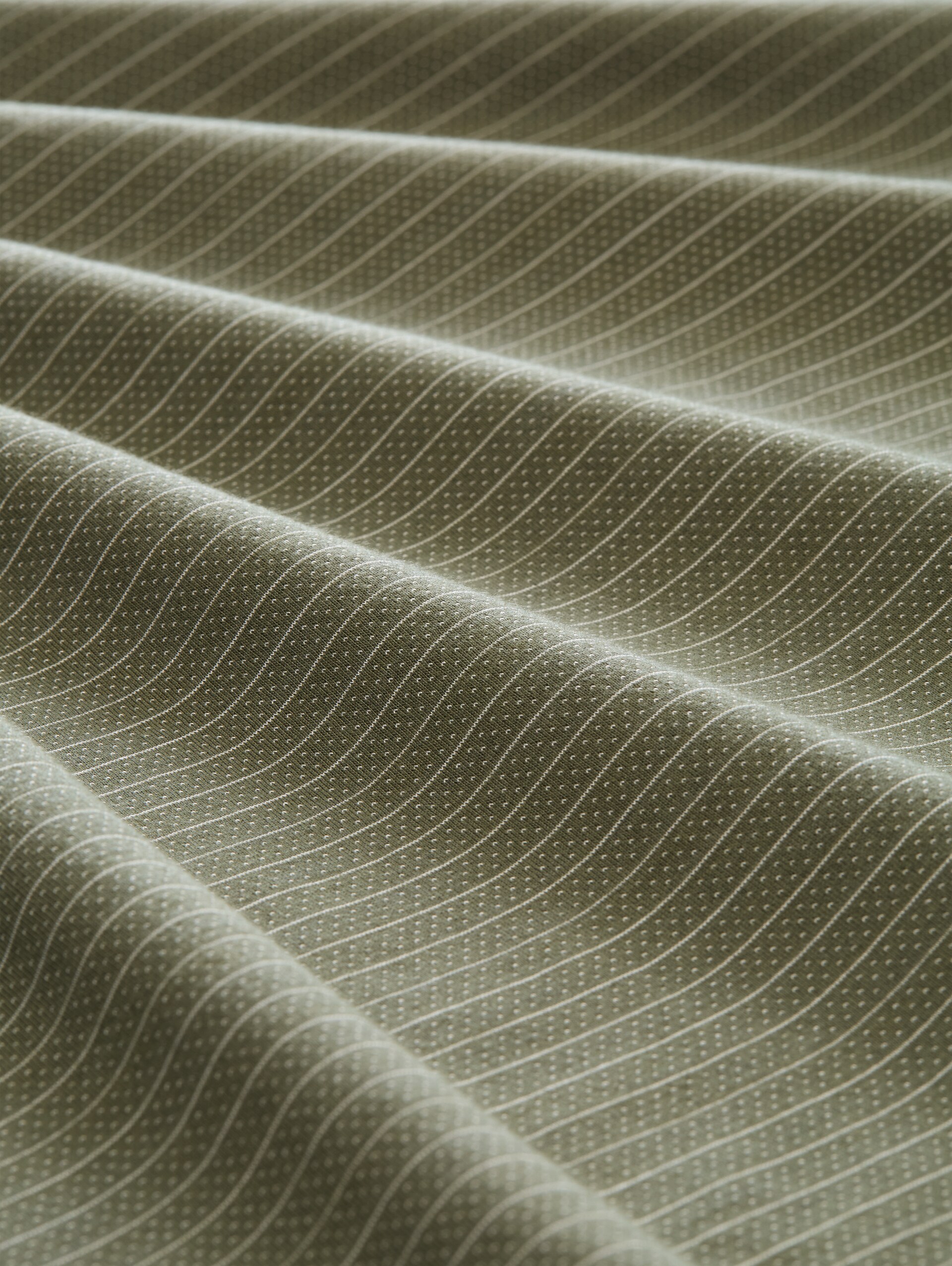 T-Shirt mit Streifenmuster - olive white fine stripe - Material-Ansicht