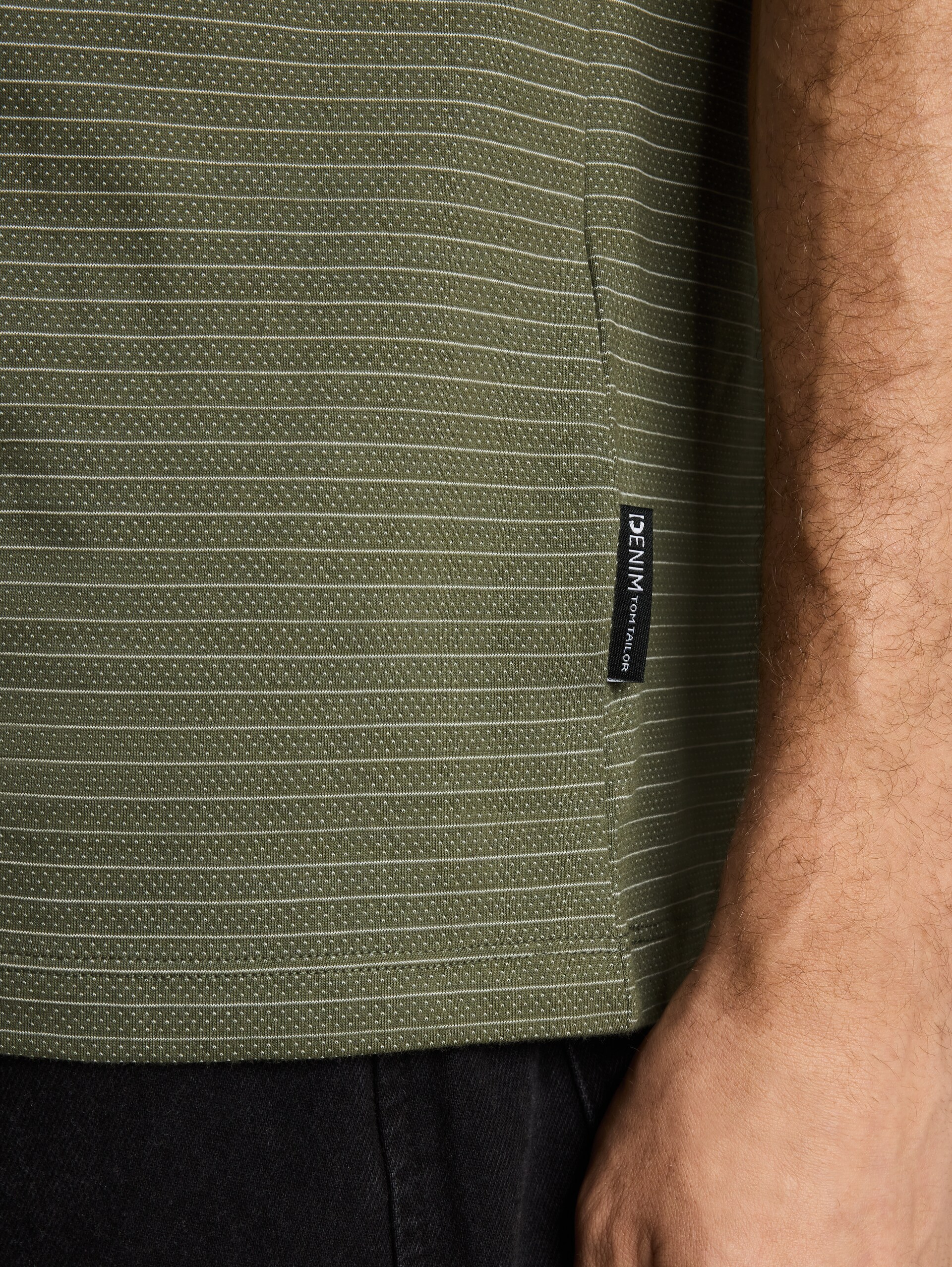 T-Shirt mit Streifenmuster - olive white fine stripe - Detail-Model-Ansicht