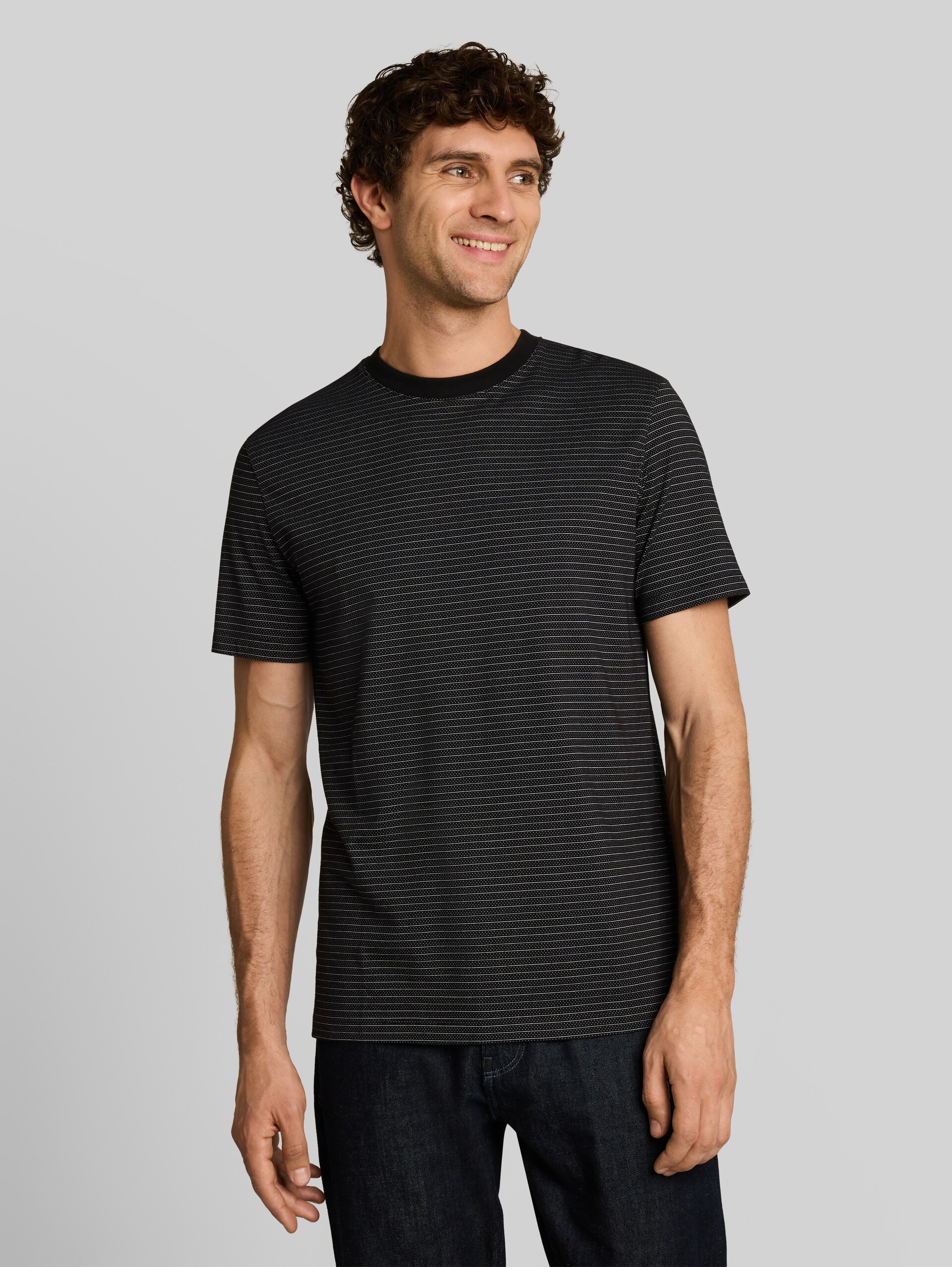 T-Shirt mit Streifenmuster - black white fine stripe - Ausschnitt Model-Vorderansicht
