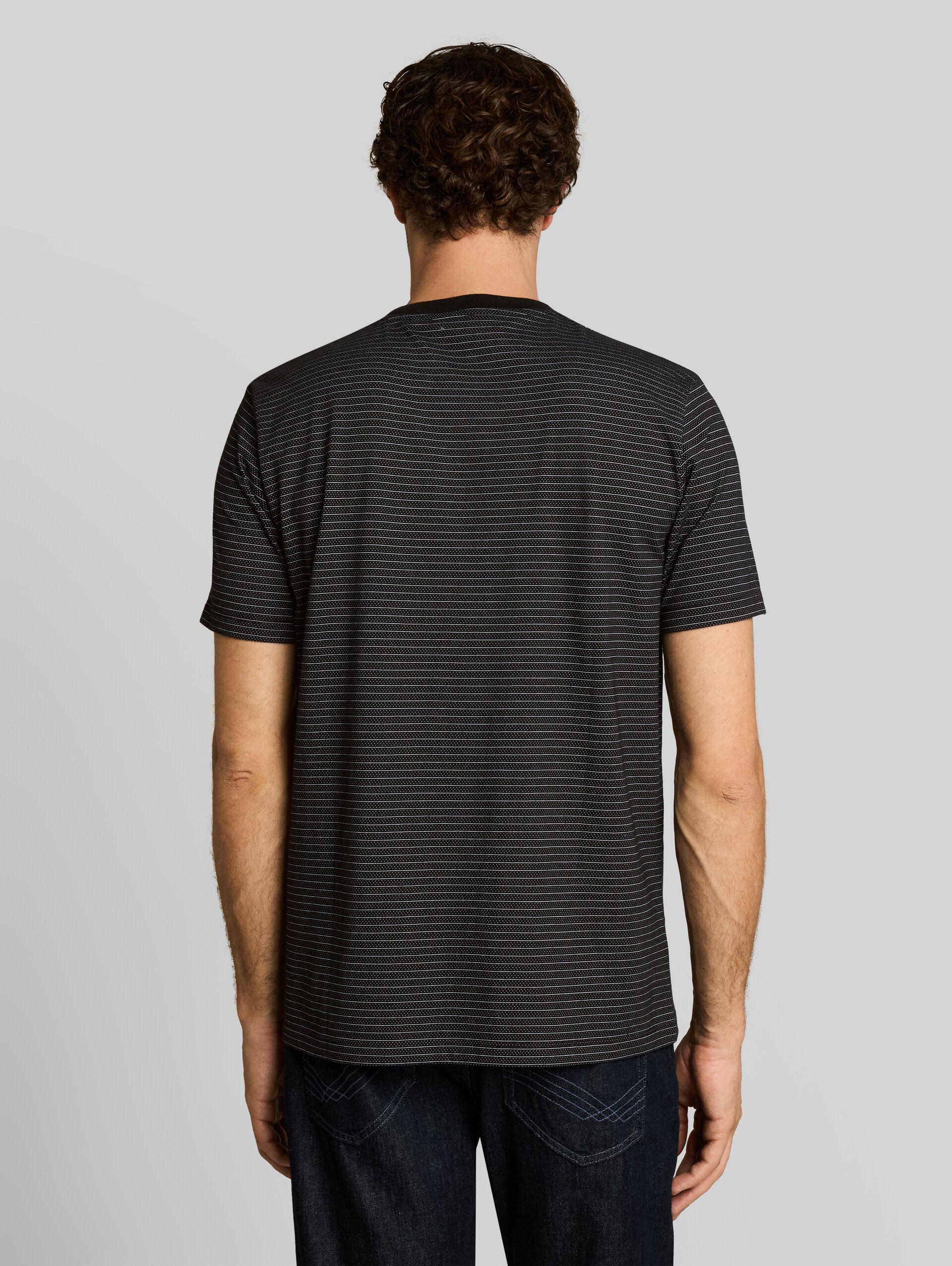 T-Shirt mit Streifenmuster - black white fine stripe - Auschnitt Model-Rückansicht