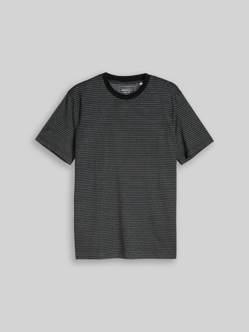T-Shirt mit Streifenmuster von Denim Male, black white fine stripe