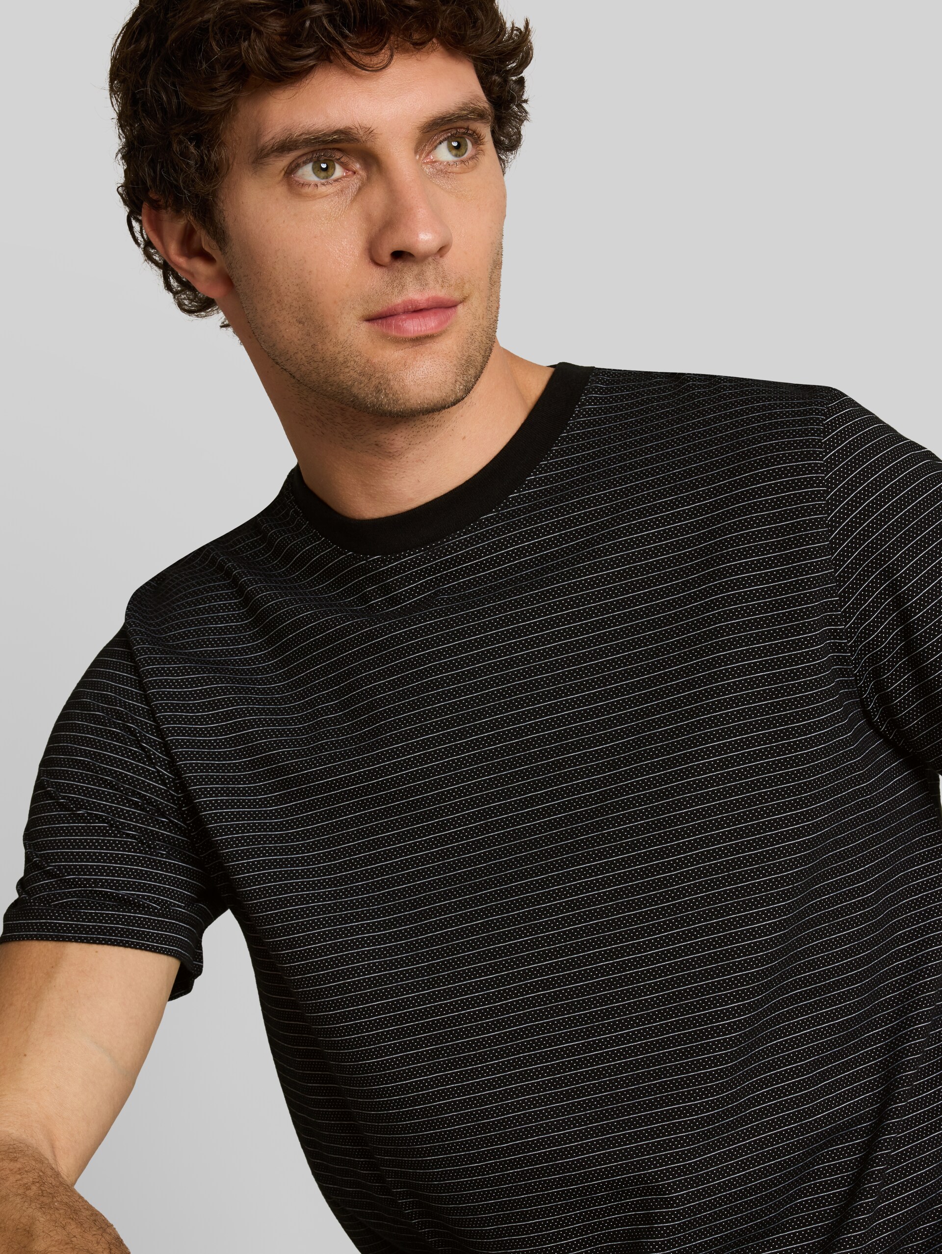 T-Shirt mit Streifenmuster - black white fine stripe - Detail-Model-Ansicht