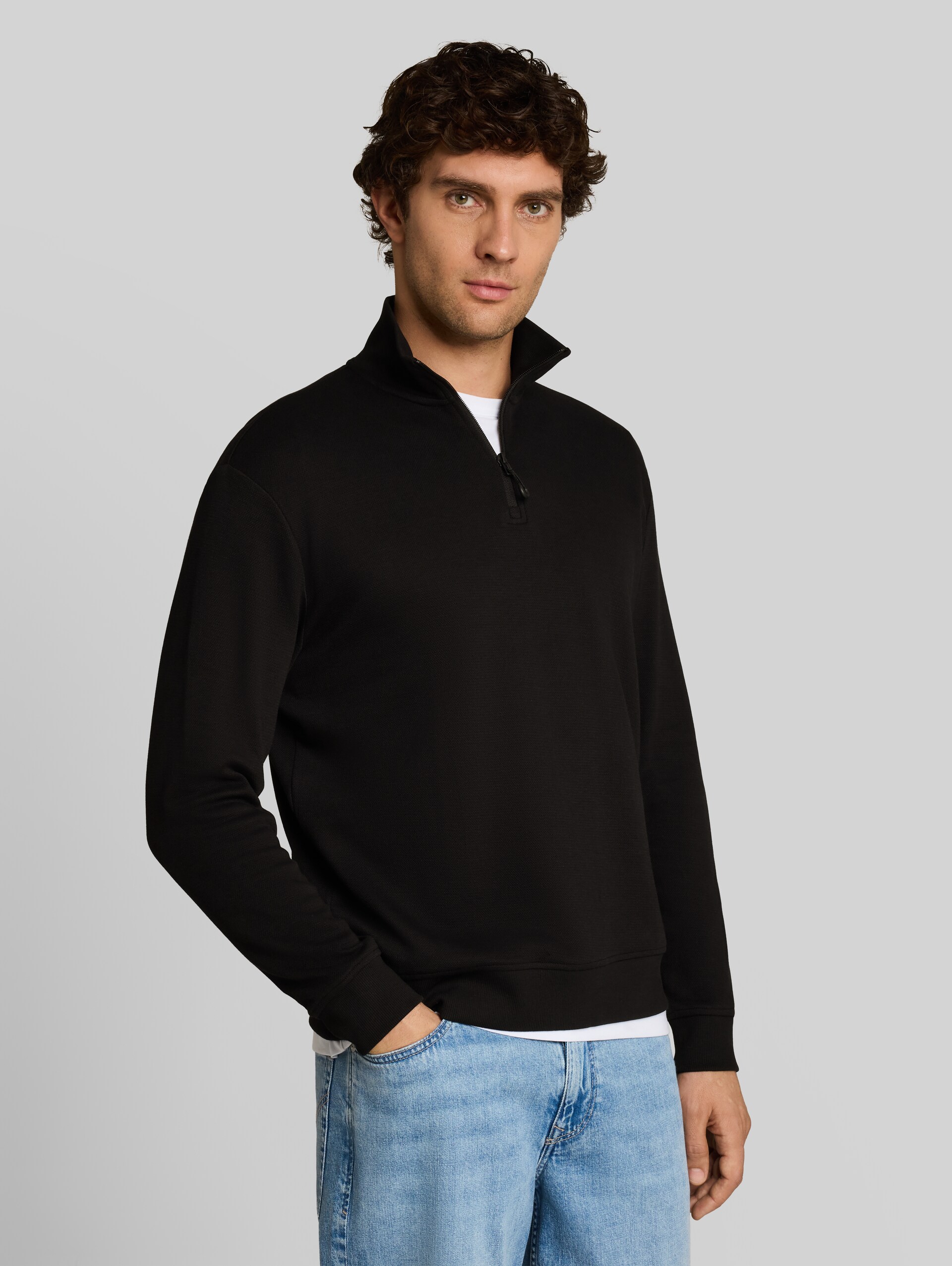 Relaxed Fit Troyer Sweatshirt - Black - Ausschnitt Model-Vorderansicht
