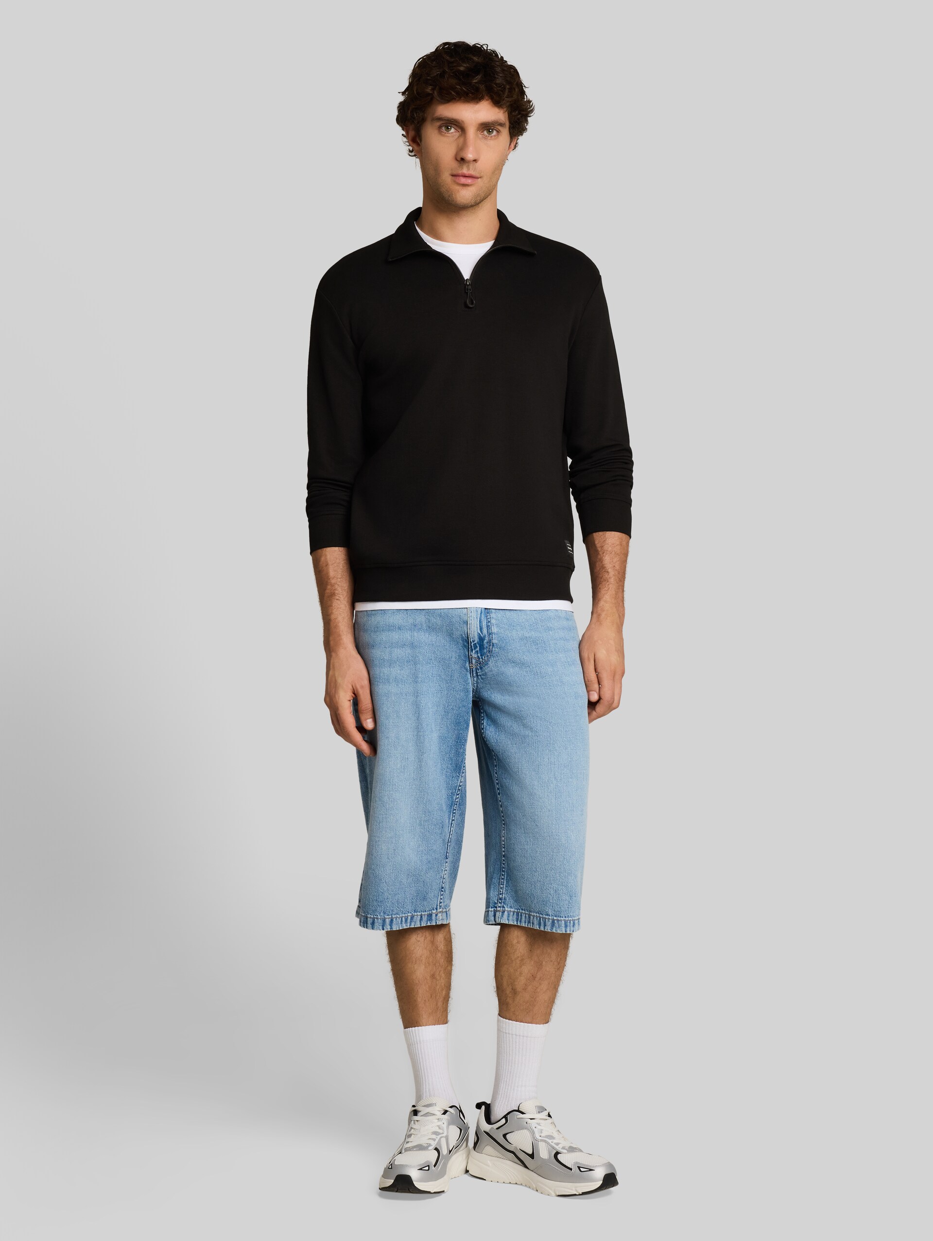 Relaxed Fit Troyer Sweatshirt - Black - Model-Vorderansicht