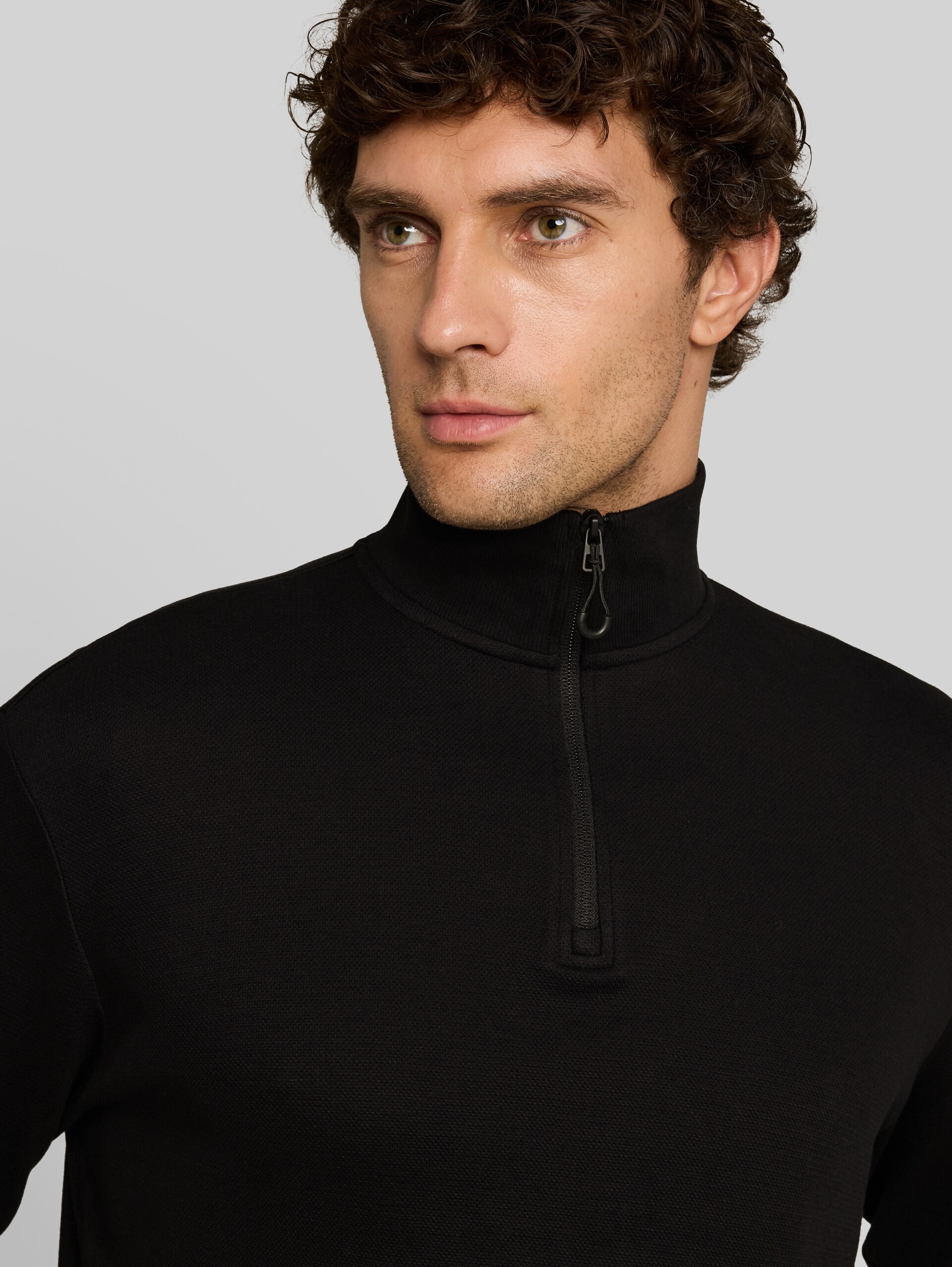 Relaxed Fit Troyer Sweatshirt - Black - Detail-Model-Ansicht