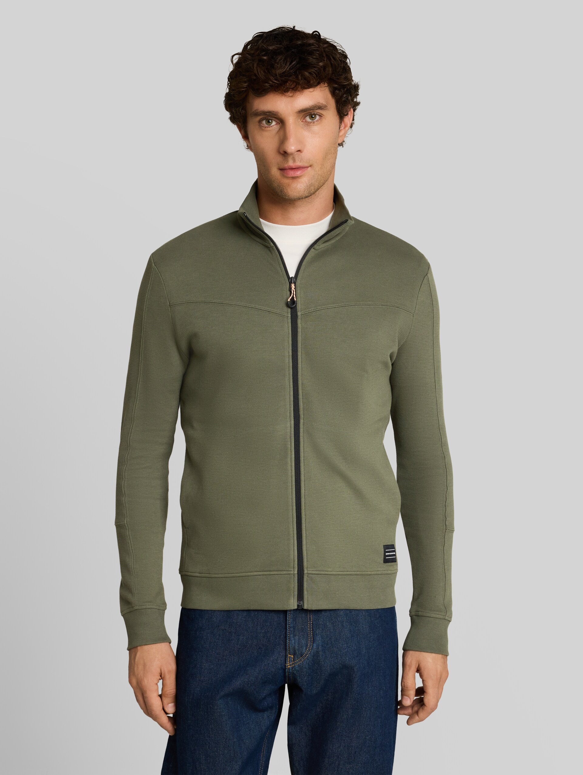 Sweatjacke aus Baumwolle - urban olive green - Ausschnitt Model-Vorderansicht