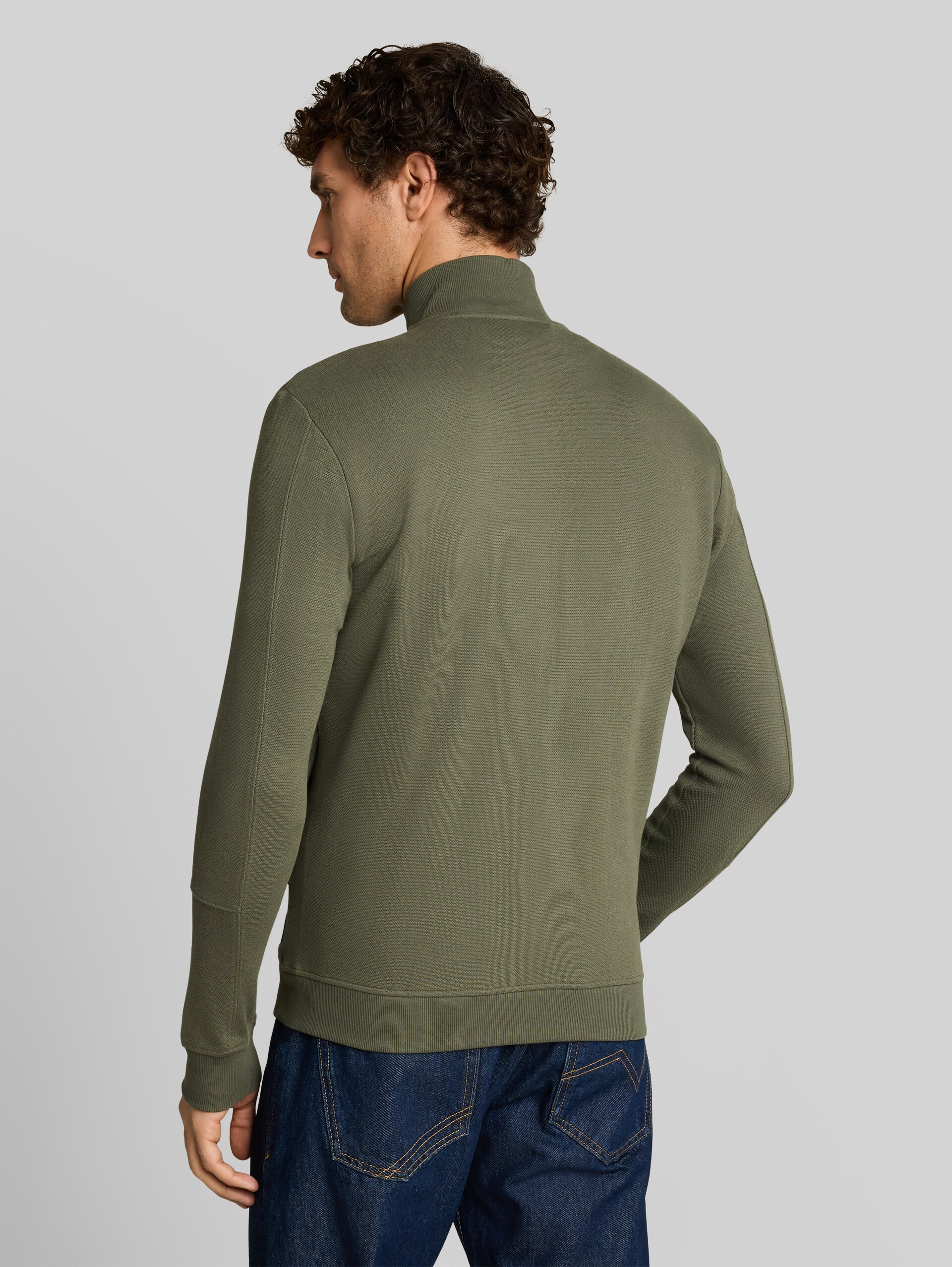 Sweatjacke aus Baumwolle - urban olive green - Auschnitt Model-Rückansicht