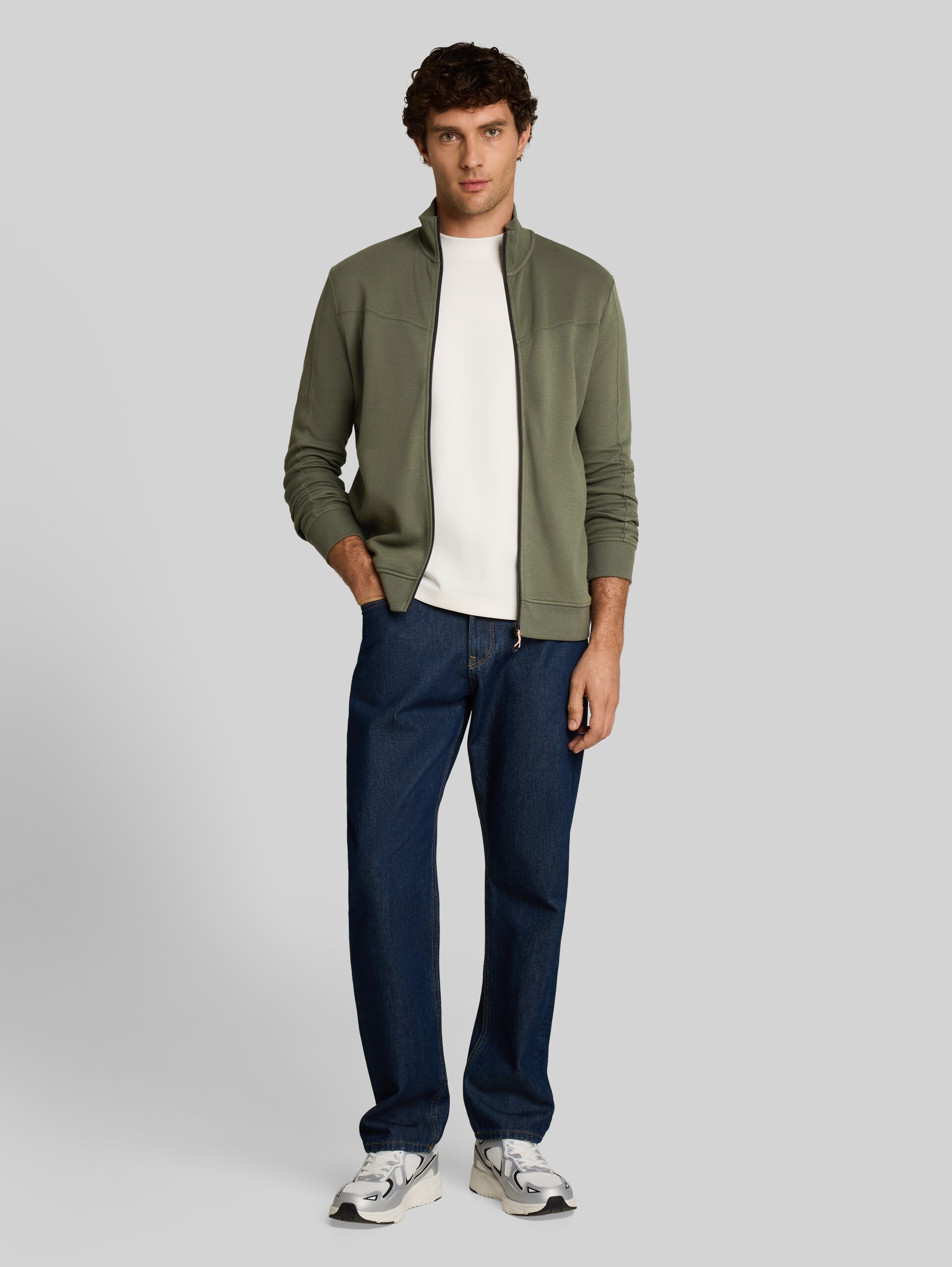 Sweatjacke aus Baumwolle - urban olive green - Model-Vorderansicht