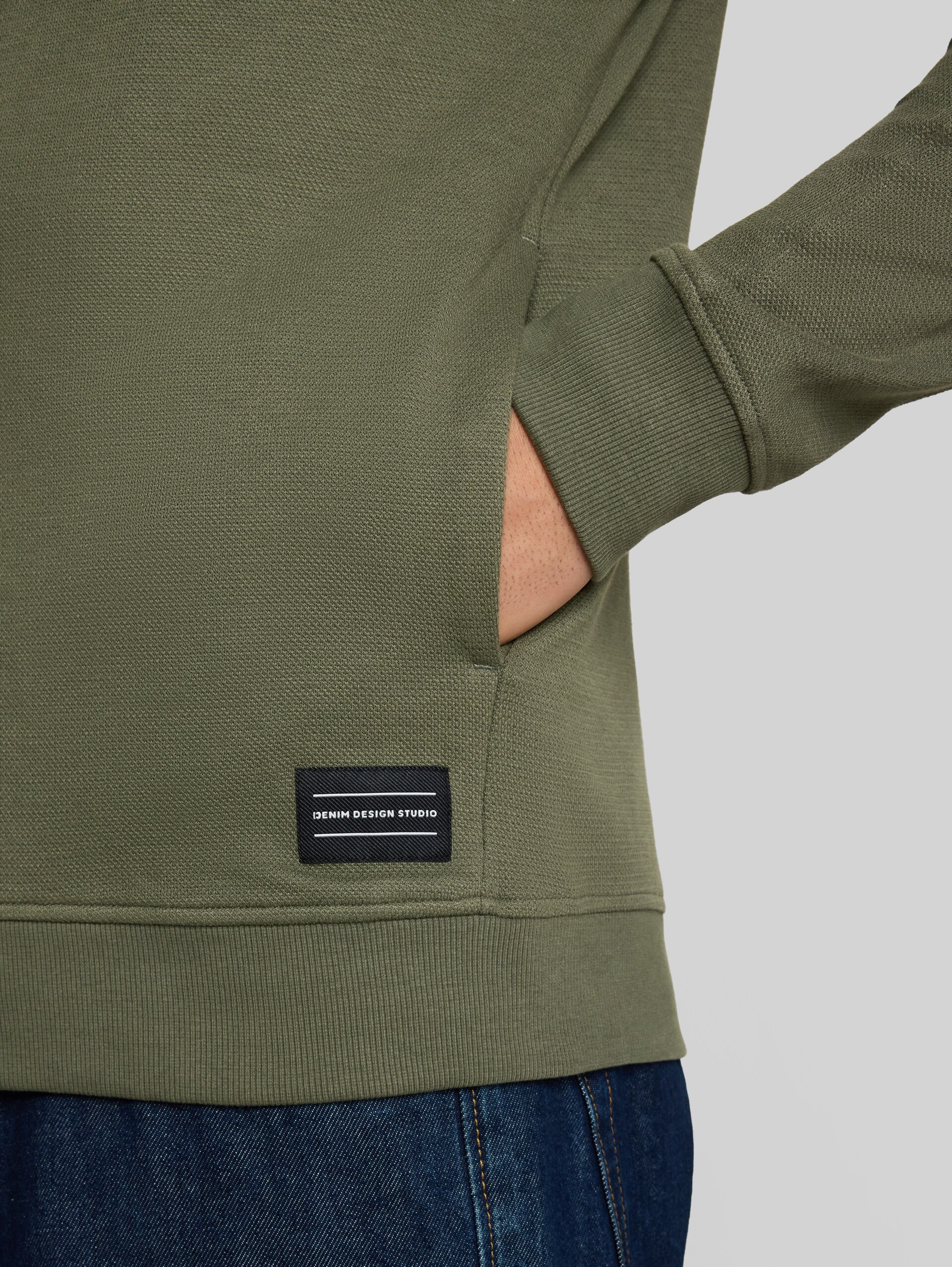 Sweatjacke aus Baumwolle - urban olive green - Detail-Model-Ansicht