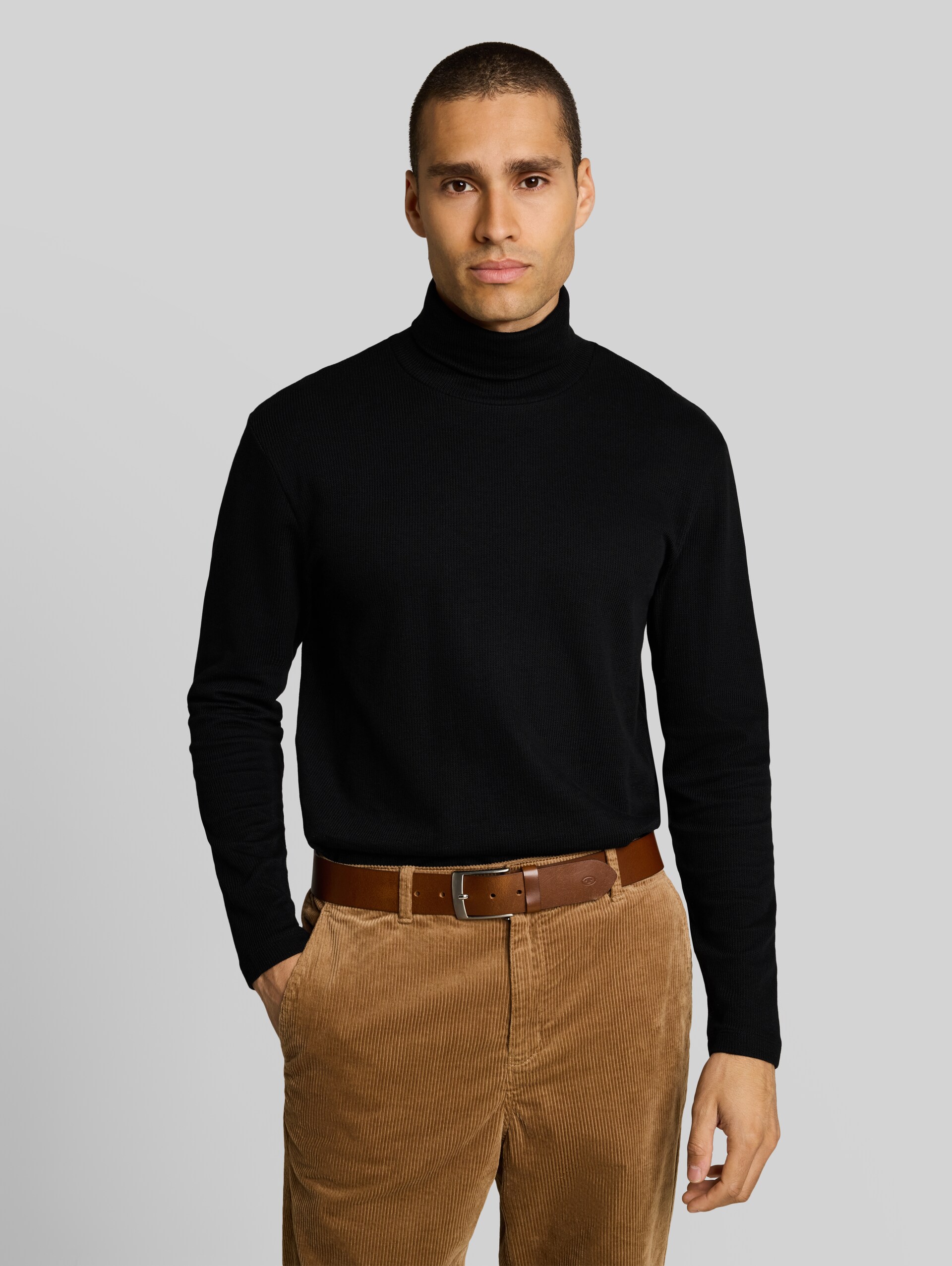 Rollkragenshirt aus Baumwolle - Black - Ausschnitt Model-Vorderansicht