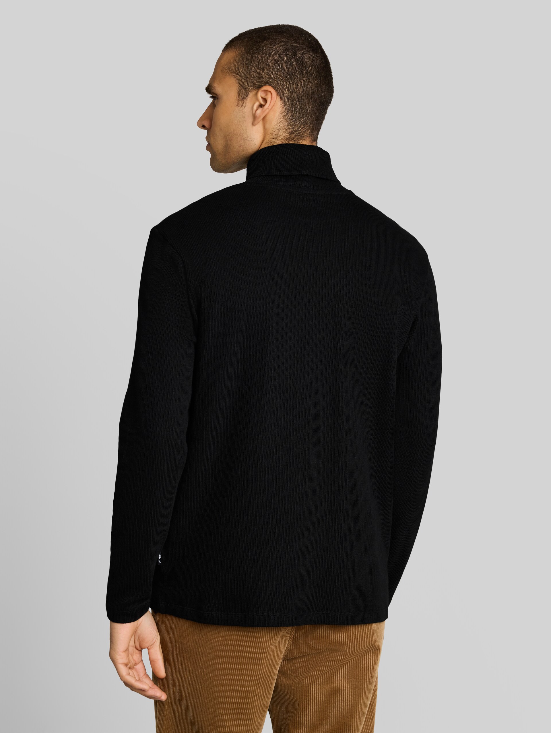 Rollkragenshirt aus Baumwolle - Black - Auschnitt Model-Rückansicht