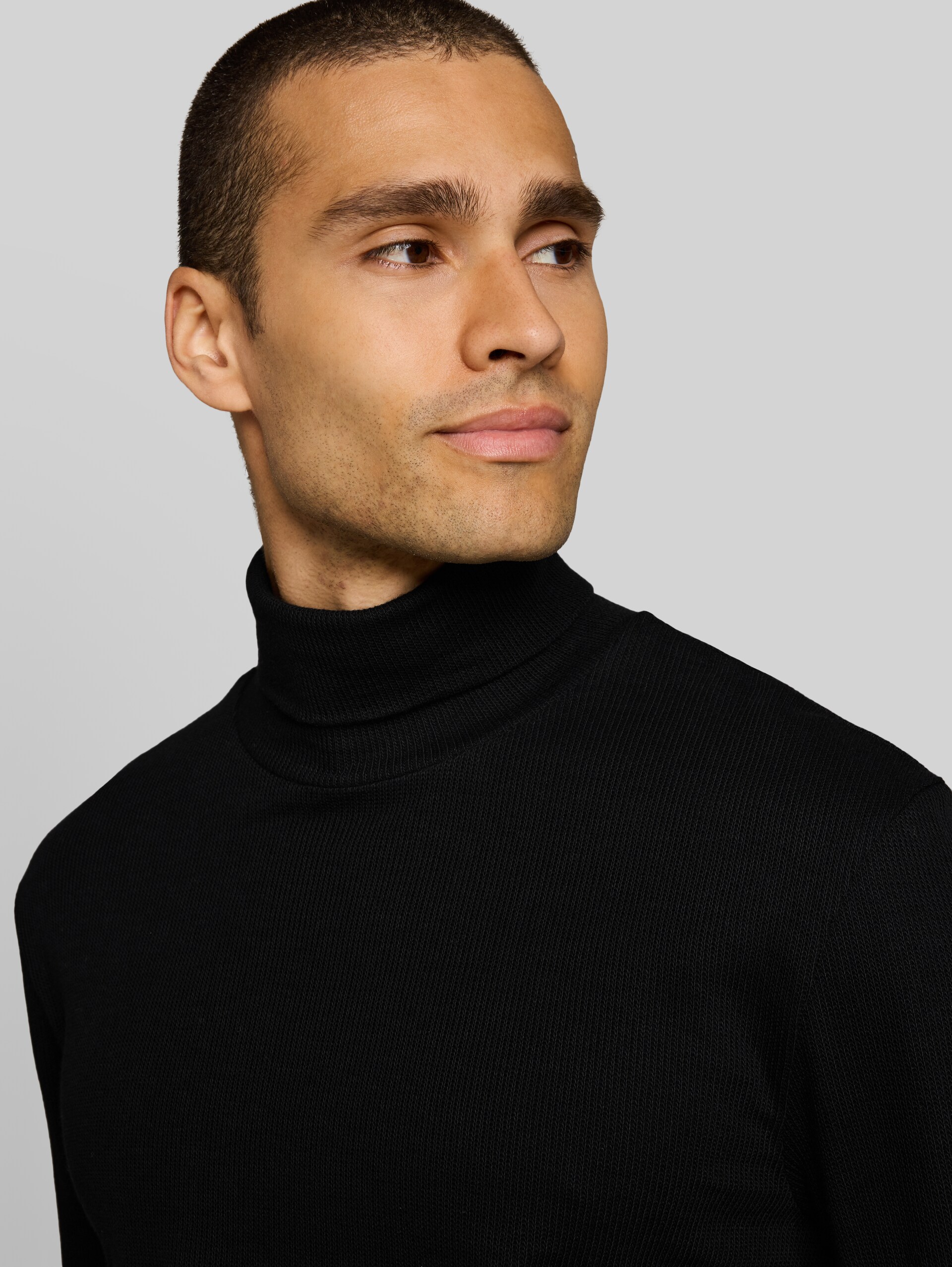 Rollkragenshirt aus Baumwolle - Black - Detail-Model-Ansicht