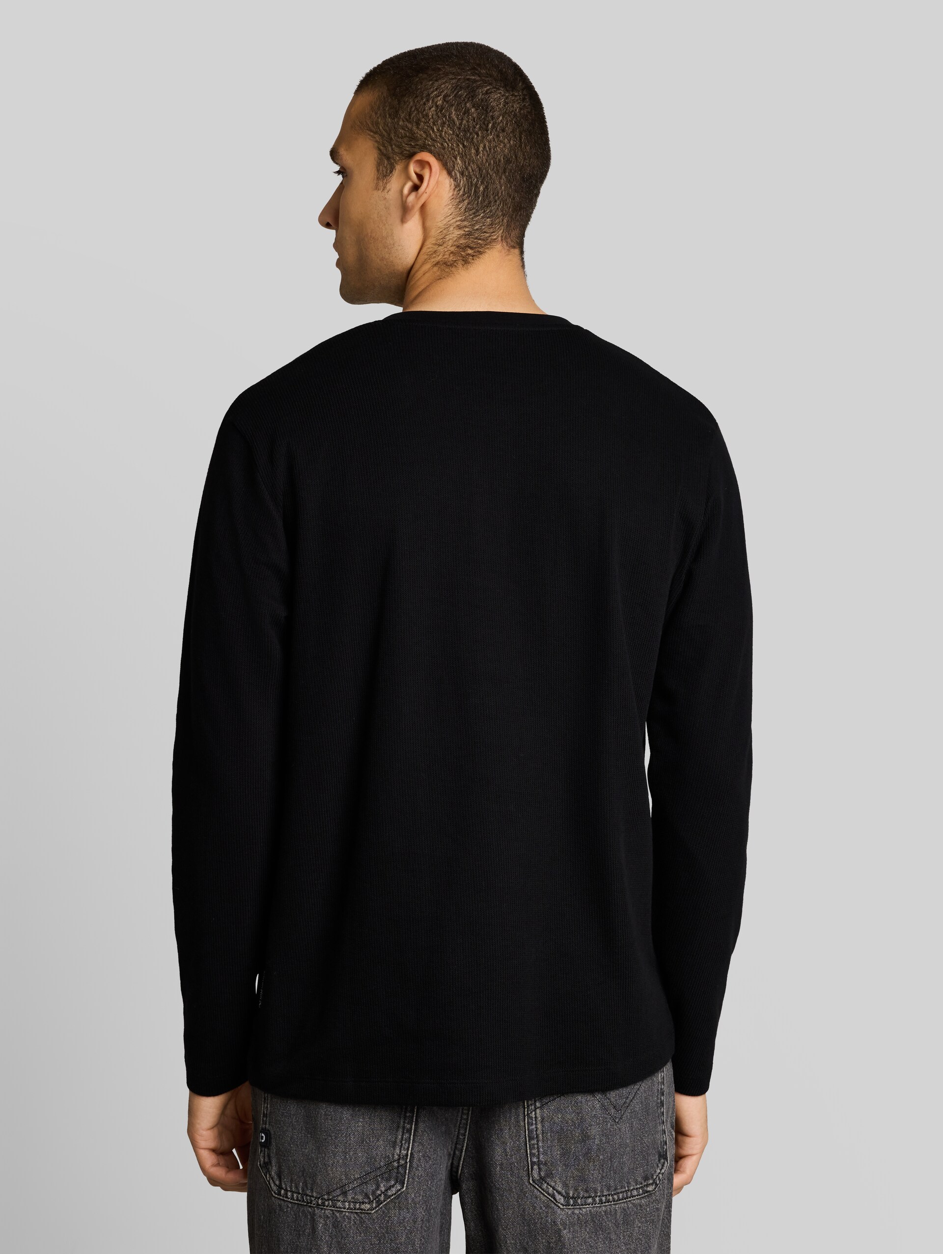 Henley Langarmshirt mit Rippstruktur - Black - Auschnitt Model-Rückansicht