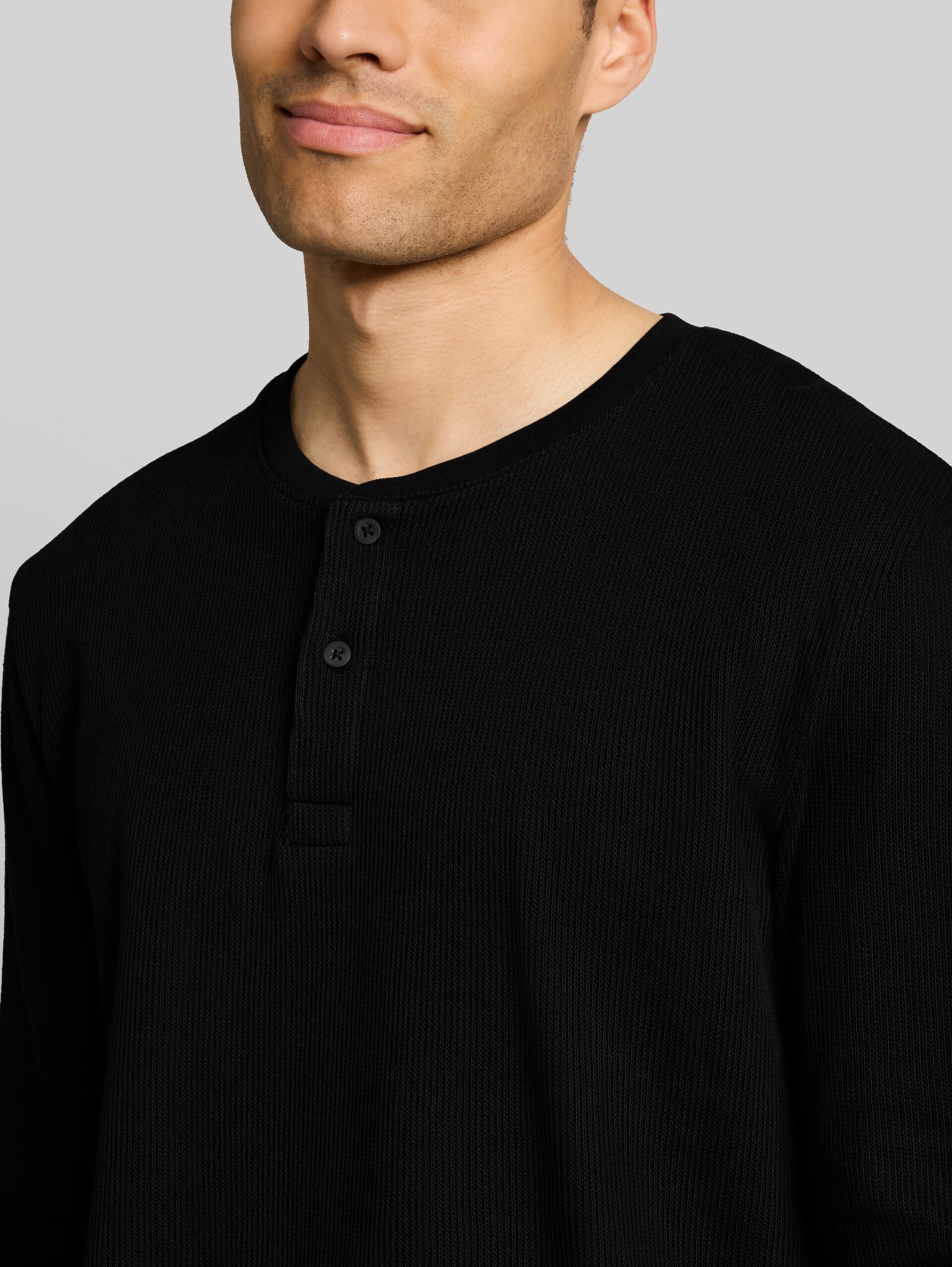 Henley Langarmshirt mit Rippstruktur - Black - Detail-Model-Ansicht
