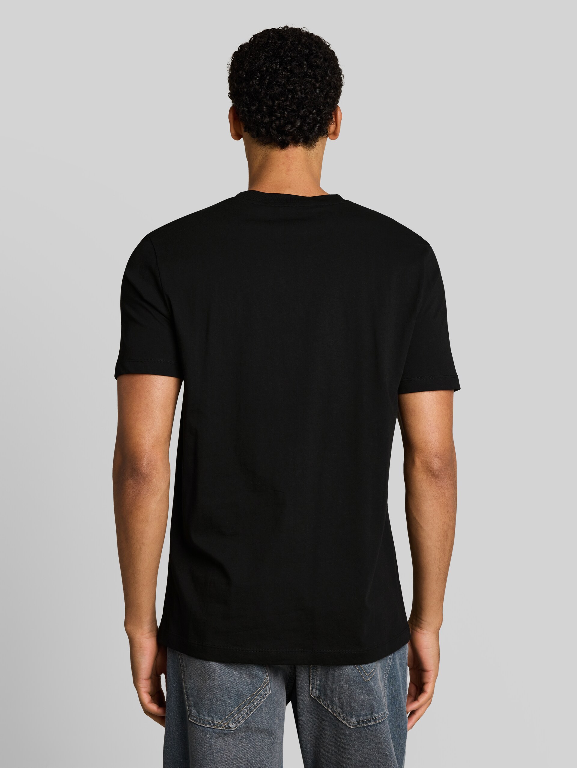 T-shirt met print - Black - Neklijn model-achteraanzicht