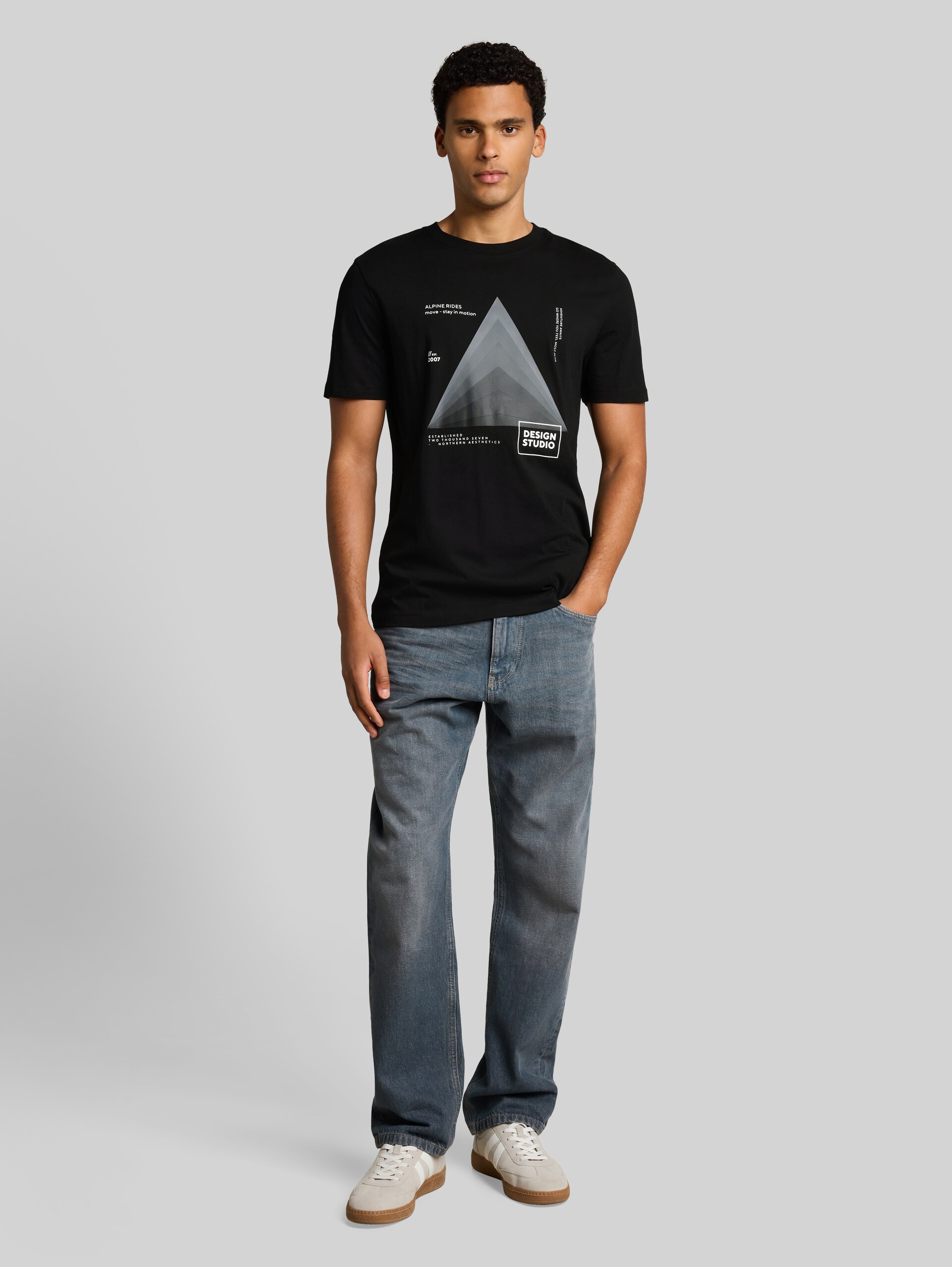 T-shirt met print - Black - Model vooraanzicht