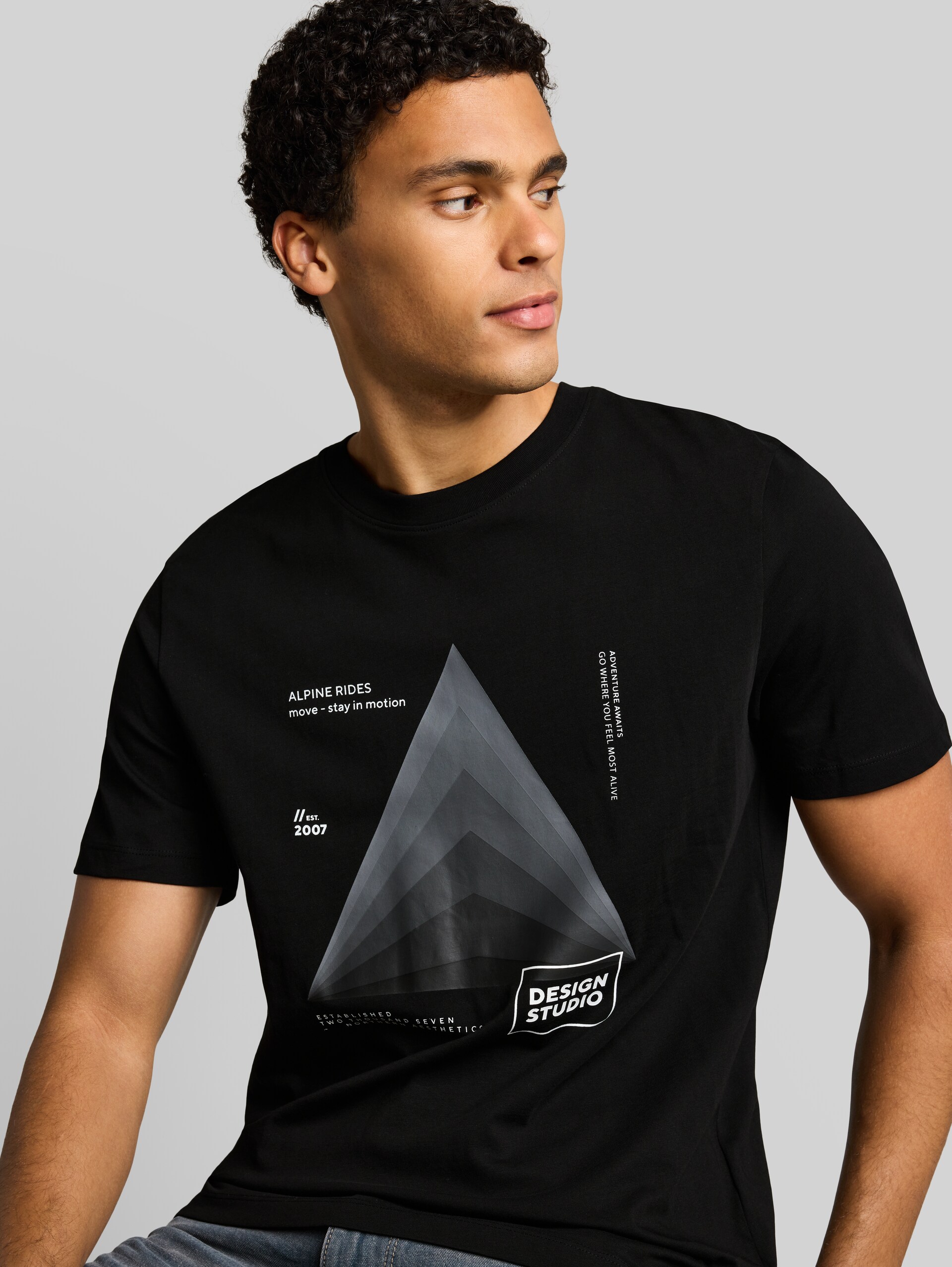 T-shirt met print - Black - Detailaanzicht model