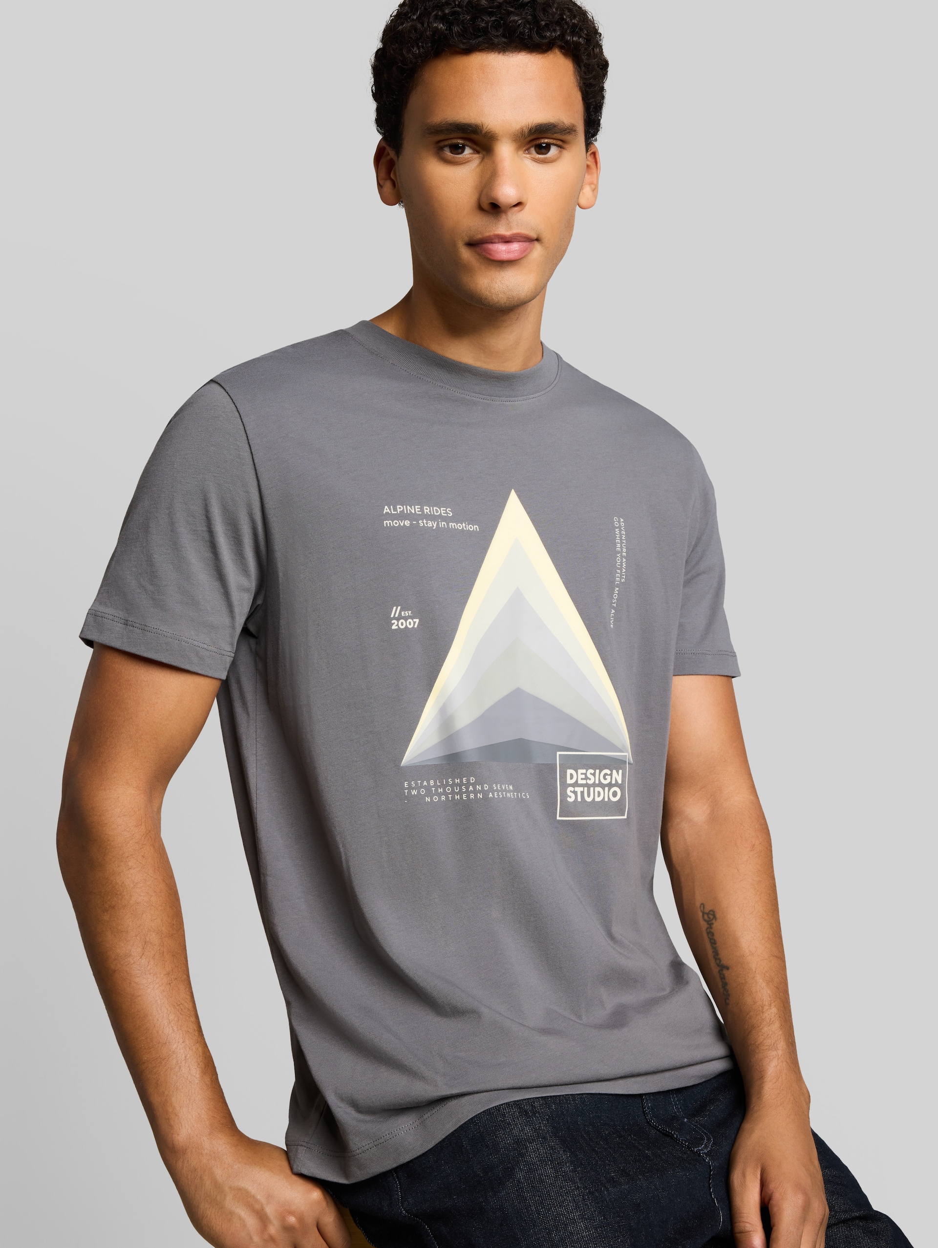 T-Shirt mit Print - classic grey - Detail-Model-Ansicht