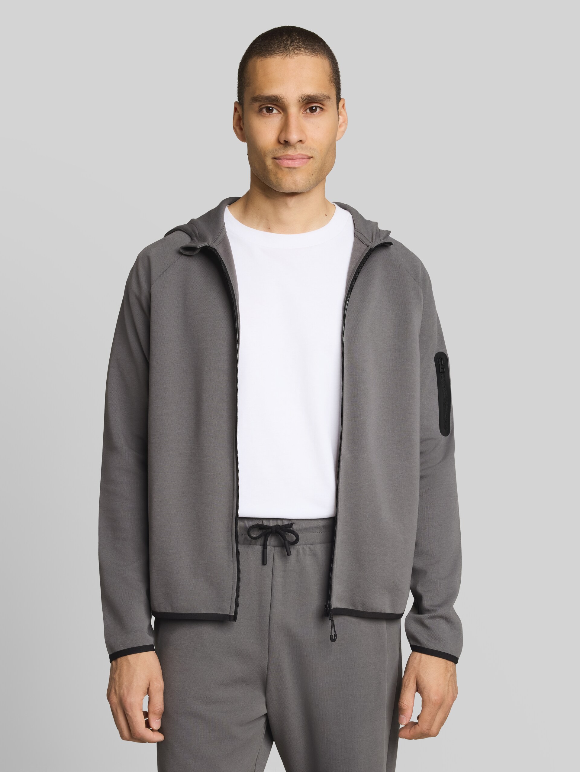 Hoodie Sweatjacke mit Ärmeltasche - classic grey - Ausschnitt Model-Vorderansicht