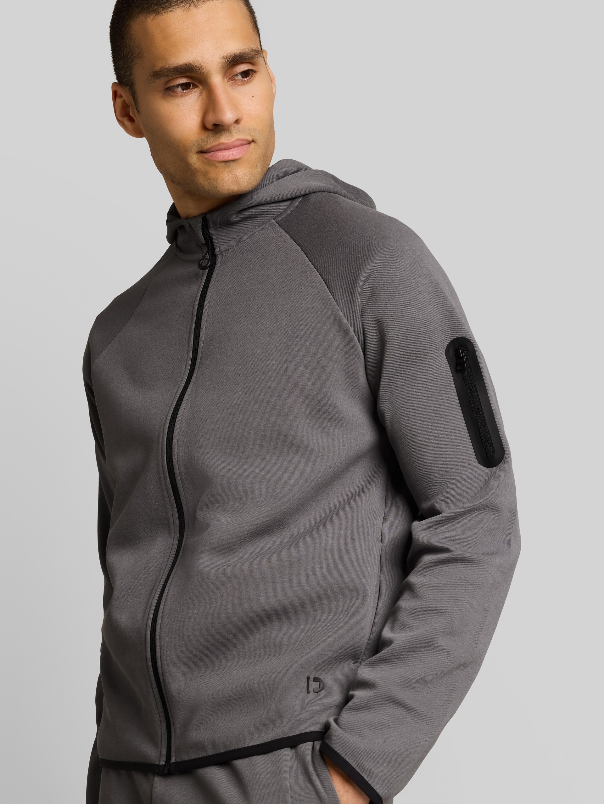 Hoodie Sweatjacke mit Ärmeltasche - classic grey - Detail-Model-Ansicht
