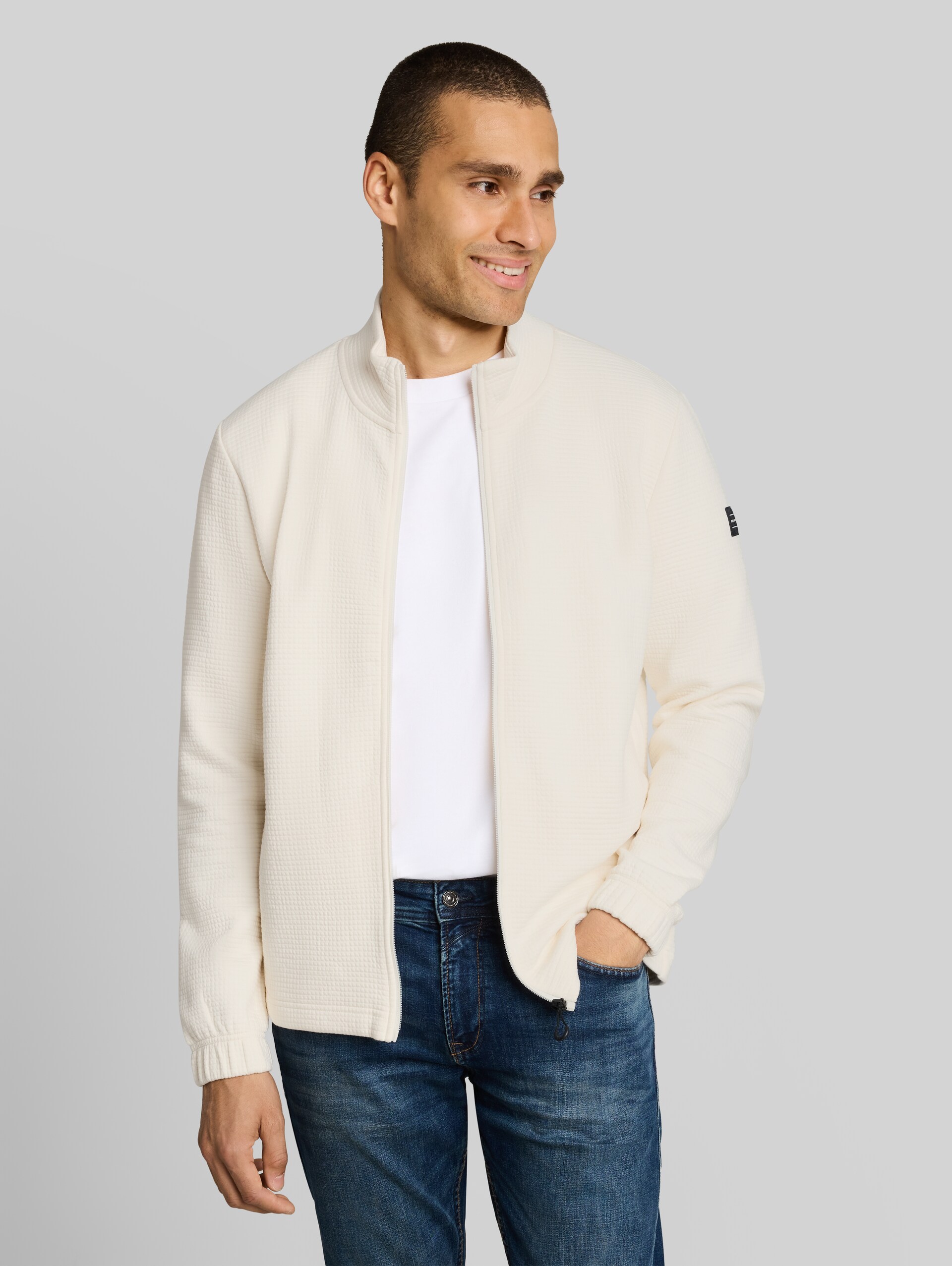 Sweatjacke mit Waffelstruktur - Gardenia White - Ausschnitt Model-Vorderansicht