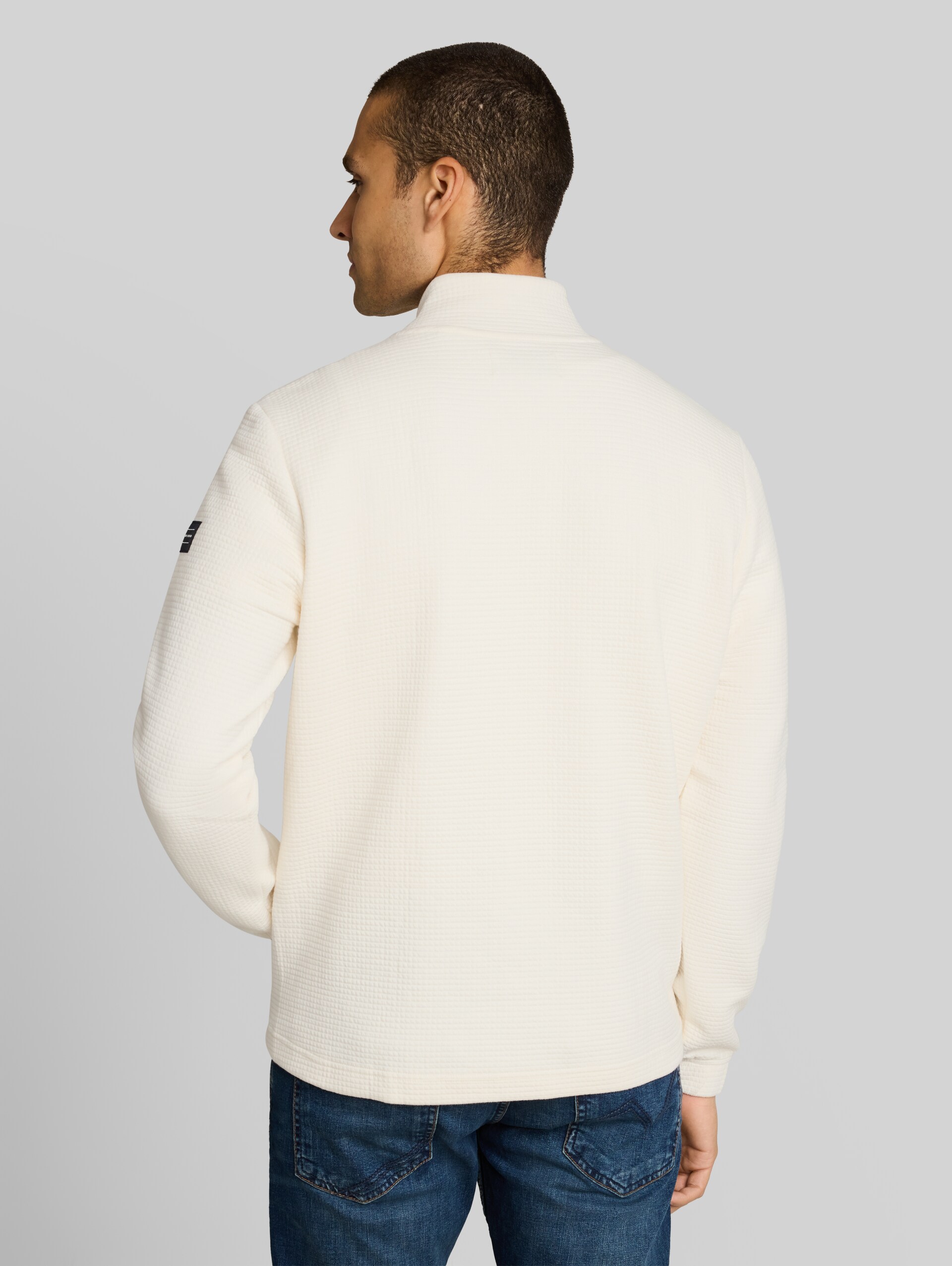 Sweatjacke mit Waffelstruktur - Gardenia White - Auschnitt Model-Rückansicht