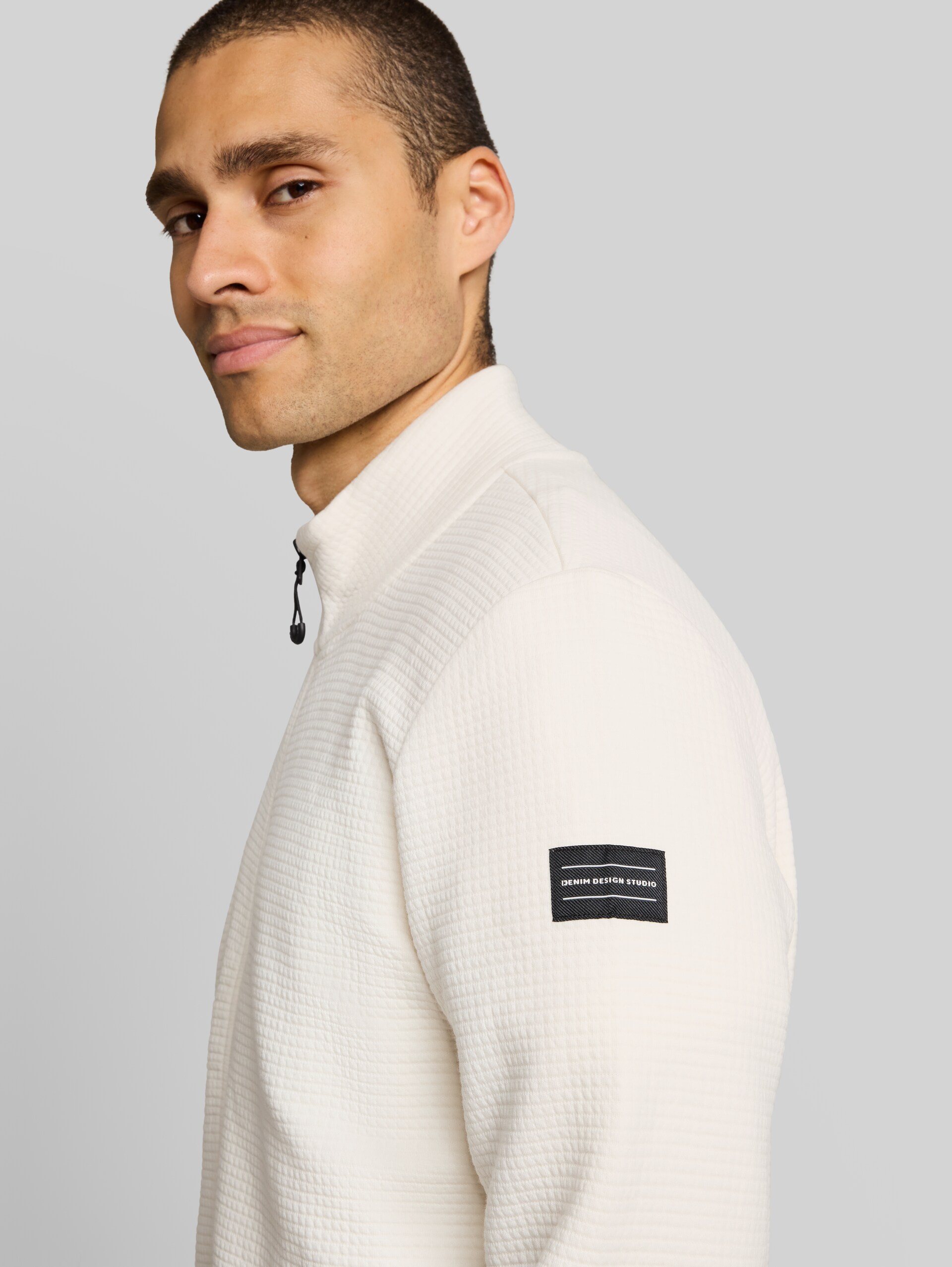 Sweatjacke mit Waffelstruktur - Gardenia White - Detail-Model-Ansicht