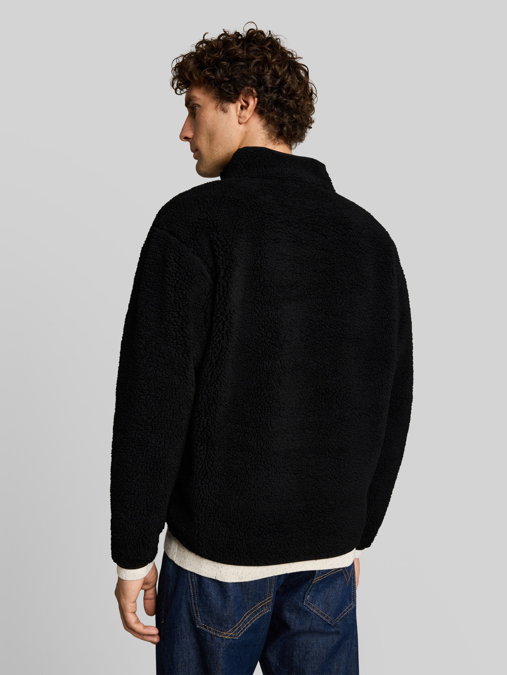 Relaxed Fit Teddy Troyer Sweatshirt - Black - Auschnitt Model-Rückansicht