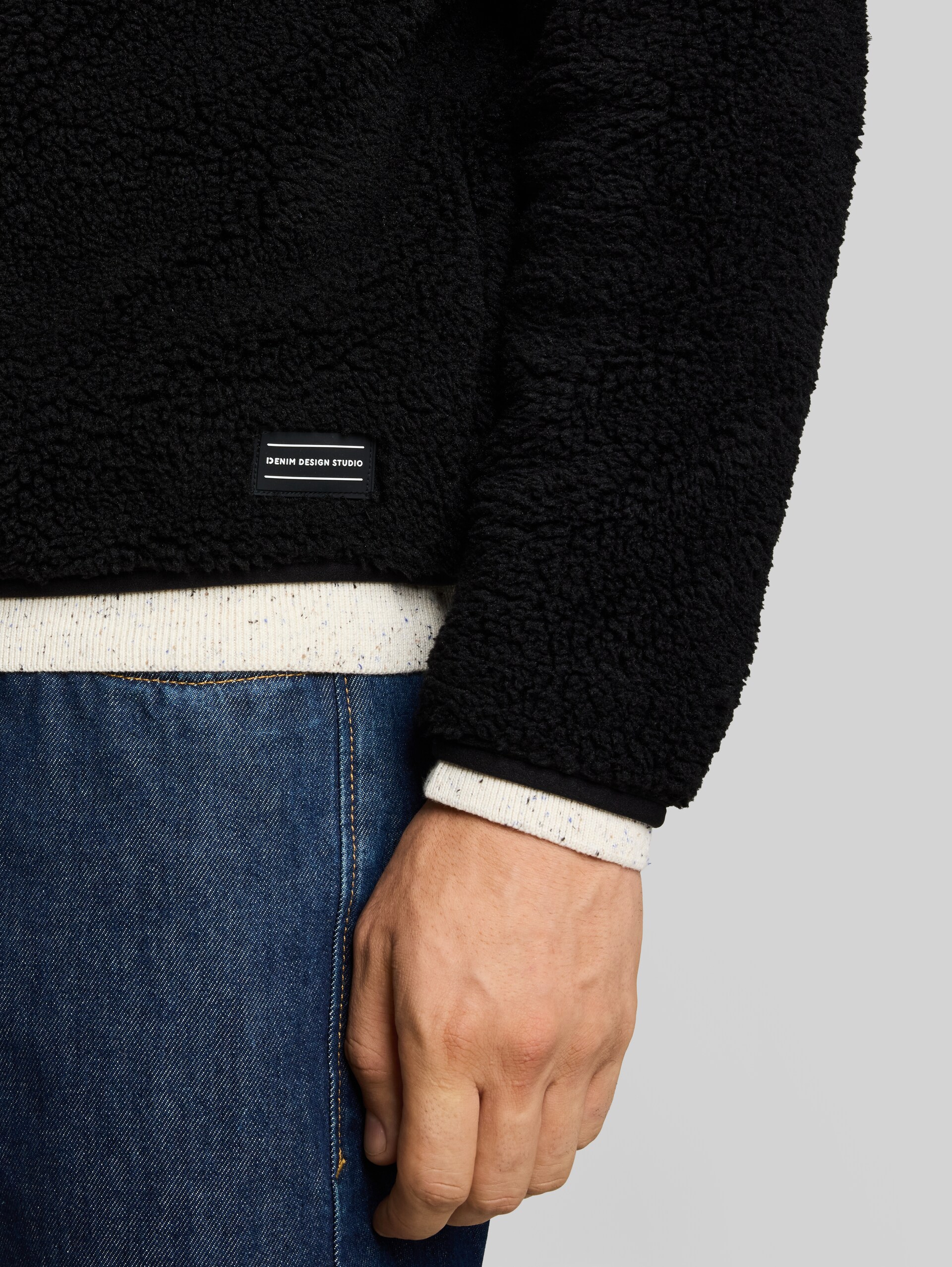 Relaxed Fit Teddy Troyer Sweatshirt - Black - Detail-Model-Ansicht