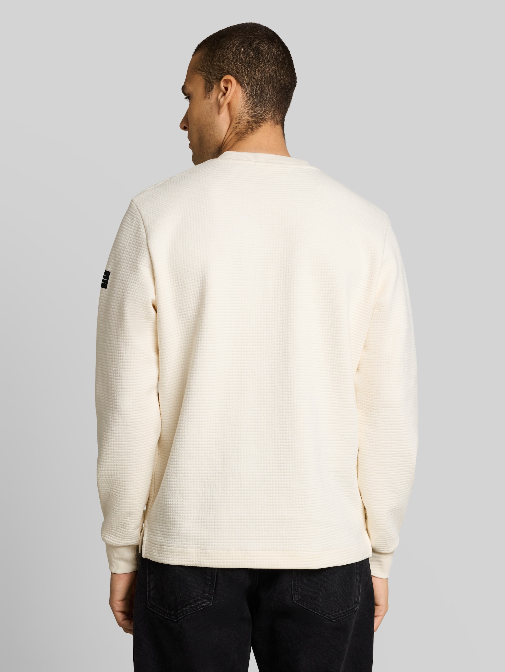 Sweatshirt mit Waffelstruktur - Gardenia White - Auschnitt Model-Rückansicht