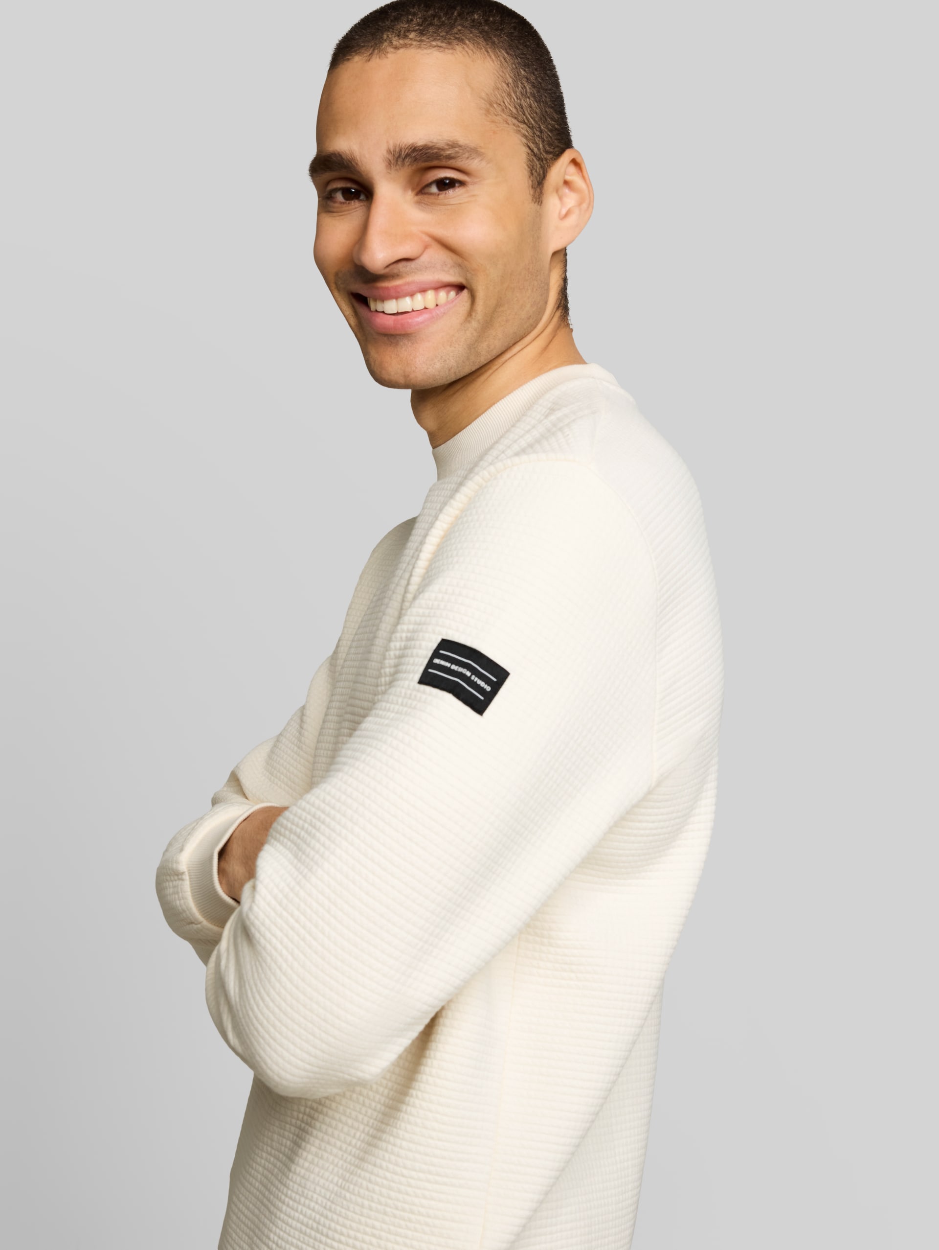 Sweatshirt mit Waffelstruktur - Gardenia White - Detail-Model-Ansicht