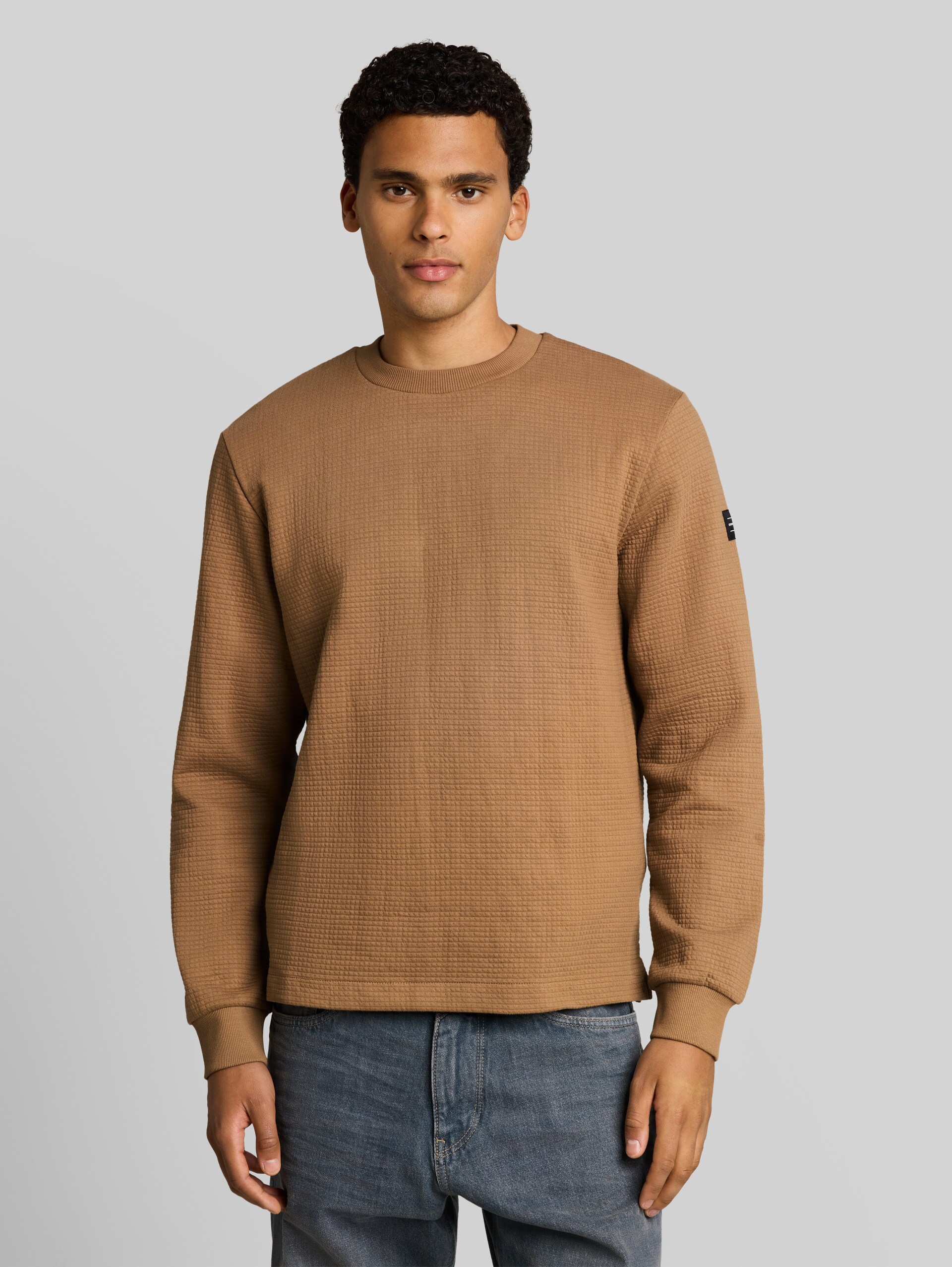 Sweatshirt mit Waffelstruktur - malt brown - Ausschnitt Model-Vorderansicht