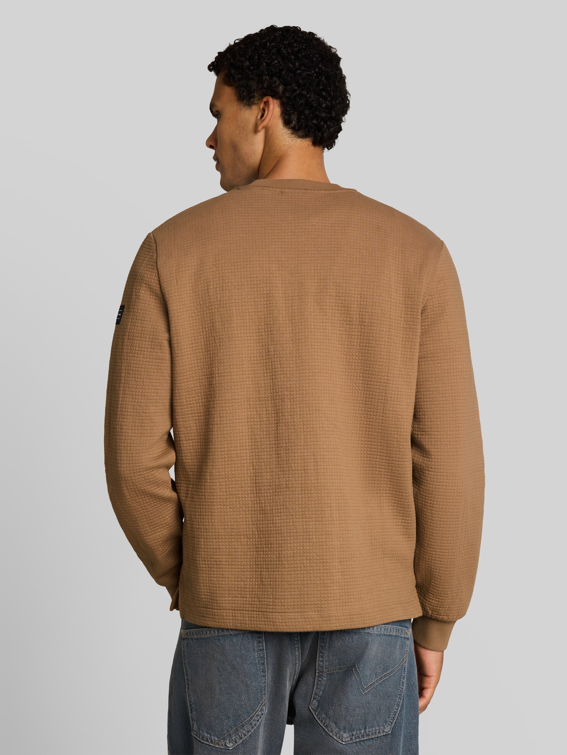 Sweatshirt mit Waffelstruktur - malt brown - Auschnitt Model-Rückansicht