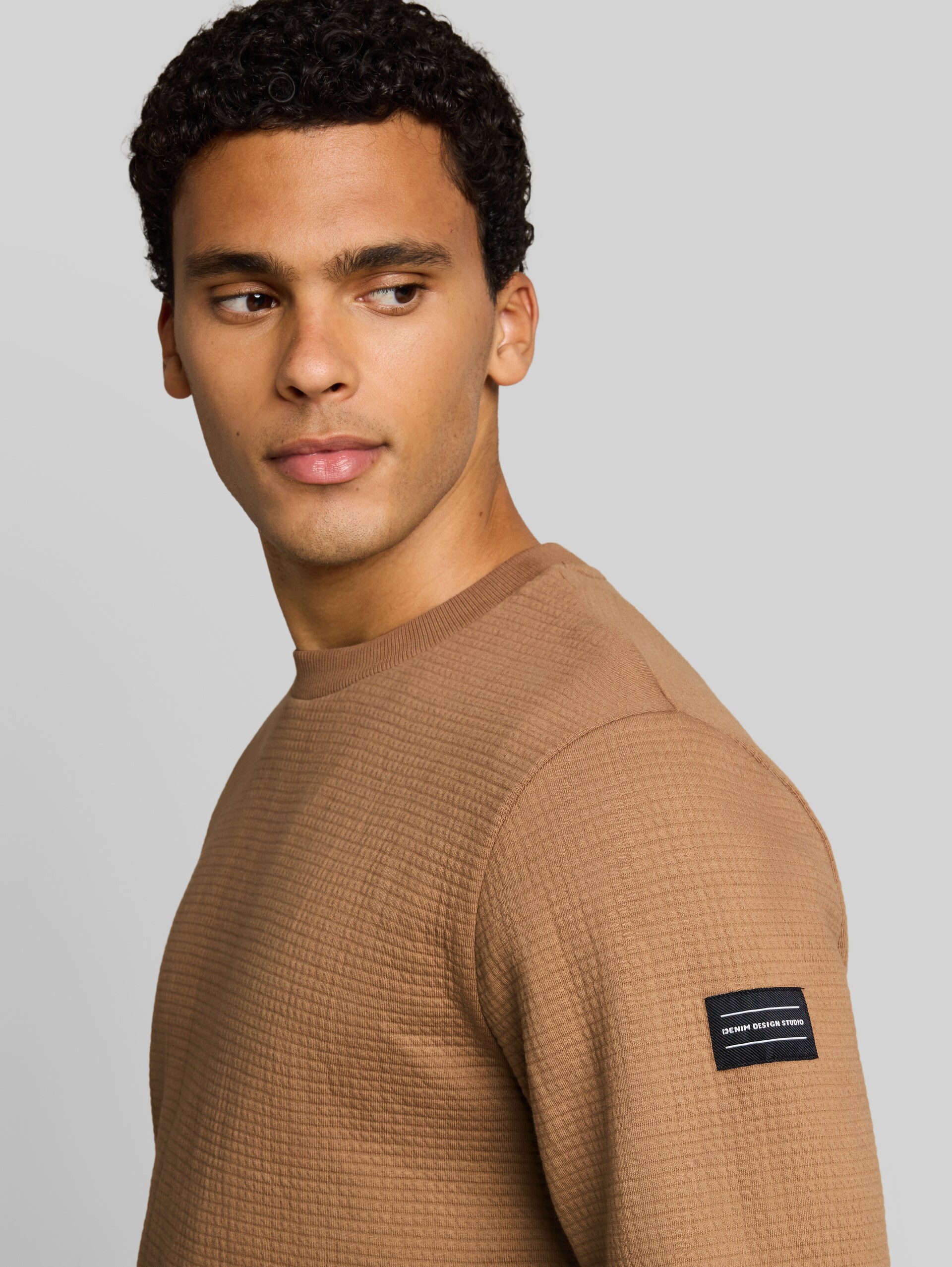 Sweatshirt mit Waffelstruktur - malt brown - Detail-Model-Ansicht