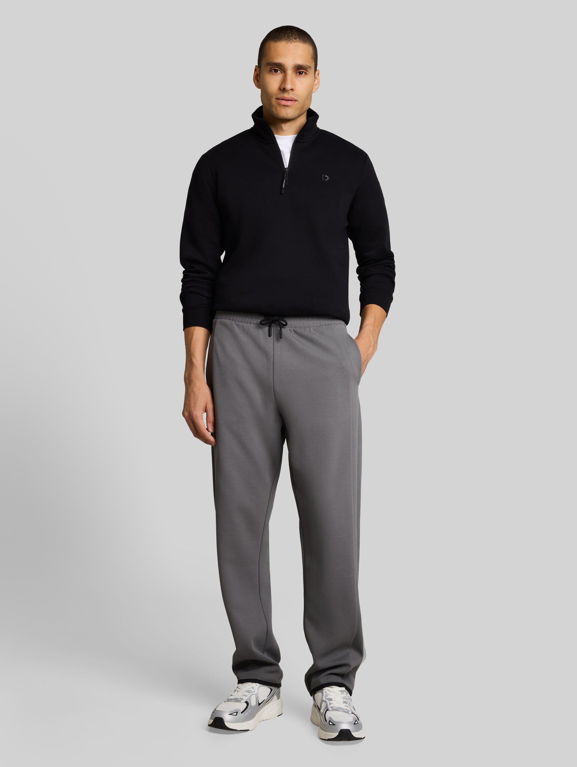 Relaxed Fit Jogginghose - classic grey - Model-Vorderansicht