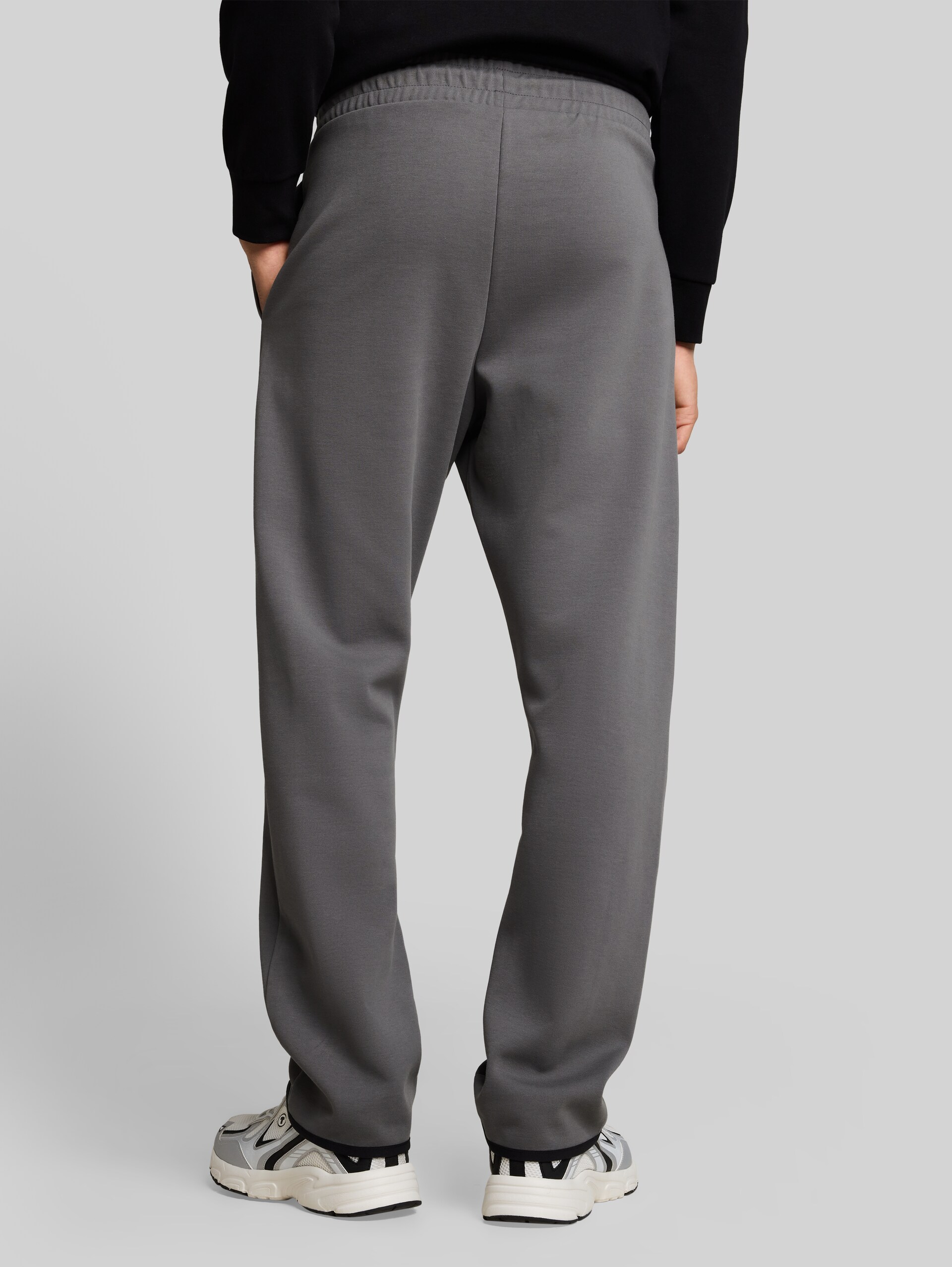 Relaxed Fit Jogginghose - classic grey - Auschnitt Model-Rückansicht